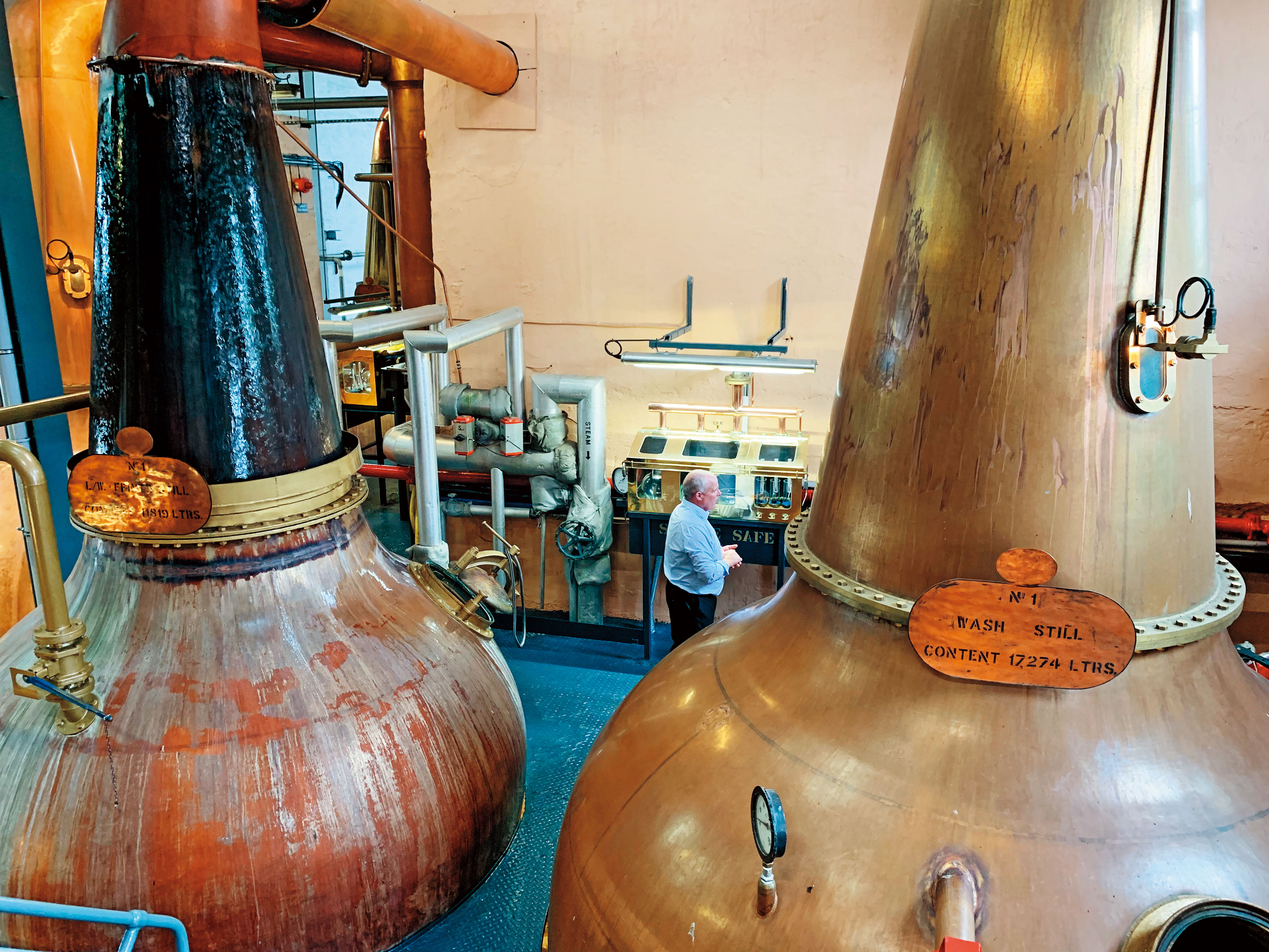 費特肯酒廠的蒸餾器獨一無二，這是其中一對，一次蒸餾器（右）與一般無異，但2次蒸餾器（左）卻加上了「天使瀑布」的獨家設計，讓兩者外觀有極大差異。