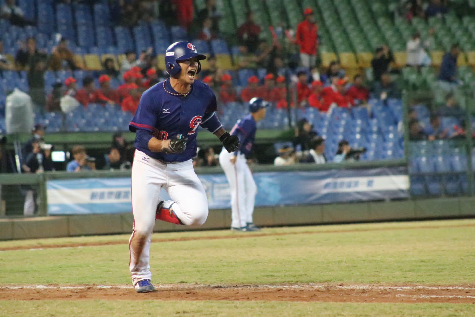 亞錦賽台灣睽違18年奪冠，34歲最年長隊員姜建銘功不可沒。（中華民國棒球協會粉絲團）