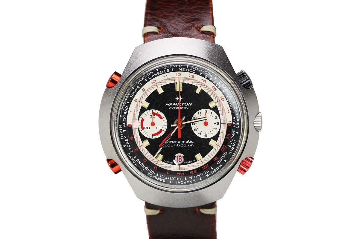 1970年代的Chrono-Matic E，除了特殊的殼型設計之外，在Cal.11基礎下也加入GMT功能，因此左側多了兩個對稱的調校按鈕。（圖片擷取自matthewbaininc.com）