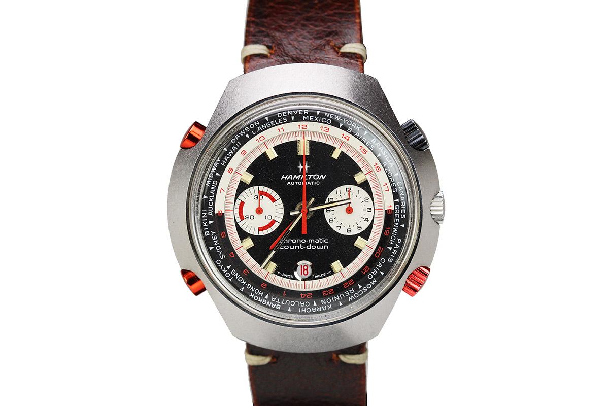 1970年代的Chrono-Matic E，除了特殊的殼型設計之外，在Cal.11基礎下也加入GMT功能，因此左側多了兩個對稱的調校按鈕。（圖片擷取自matthewbaininc.com）