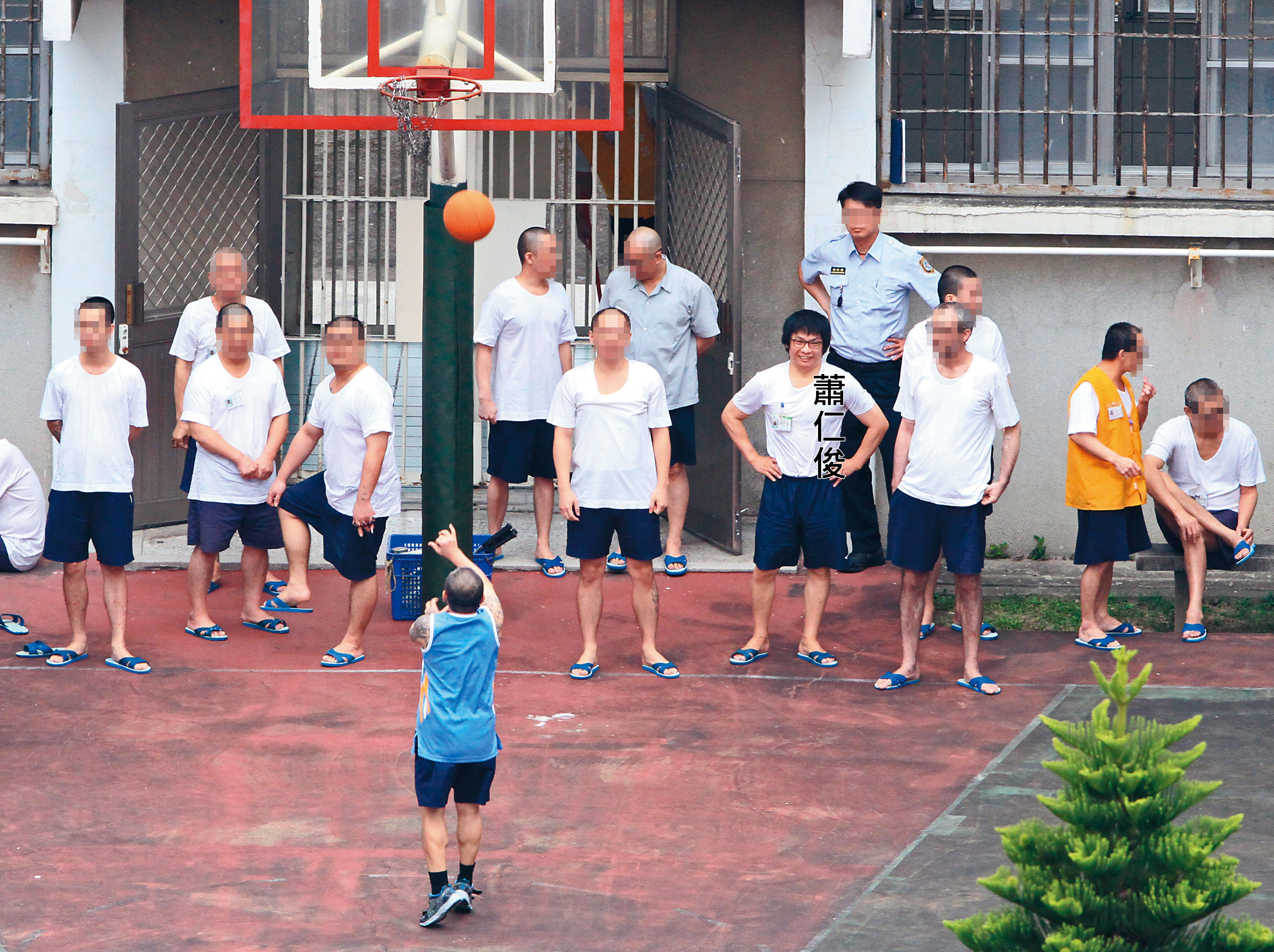 台北看守所受刑人都是三分頭或光頭，留著略長髮型的蕭仁俊，在其中顯得格外顯眼。