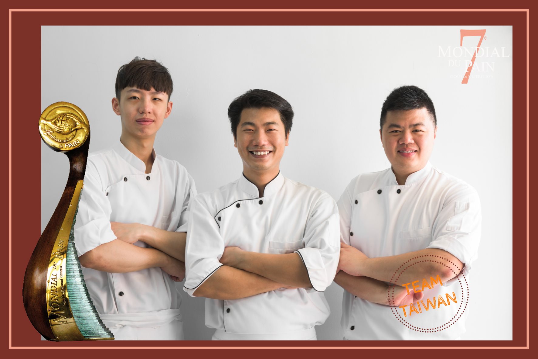 第7屆世界麵包大賽台灣隊伍由上屆冠軍王鵬傑（右）擔任教練，統一麵包烘焙開發部游東運（中）任選手，經國管理暨健康學院許育晨（左）擔任助手。（翻攝自Ambassadeurs Du Pain粉絲專頁）