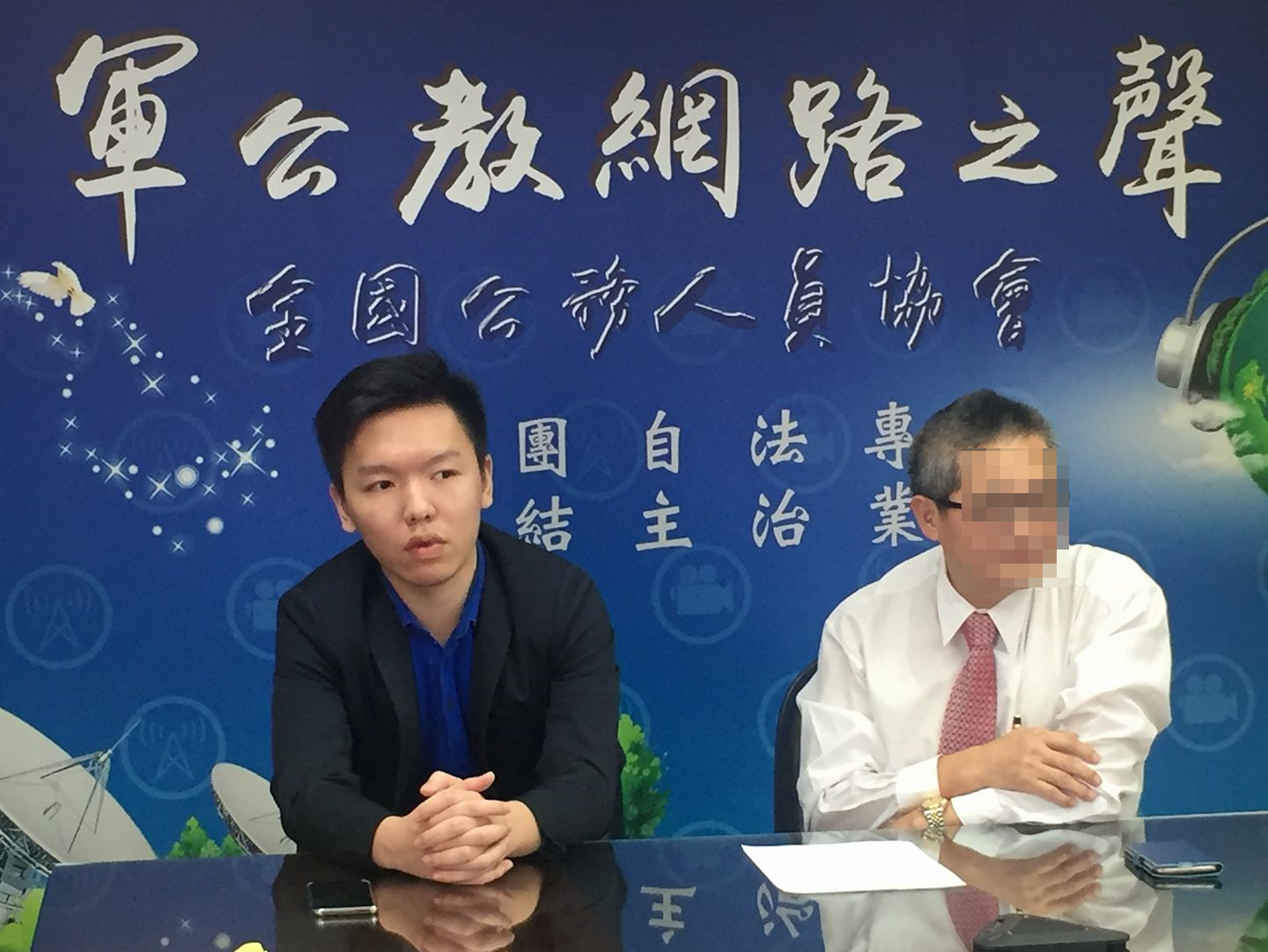 胡嘉嘉的弟弟胡睿（右）今年也爆出因拿不到金援，寄信恐嚇要求給他30萬元。（翻攝自胡睿臉書）