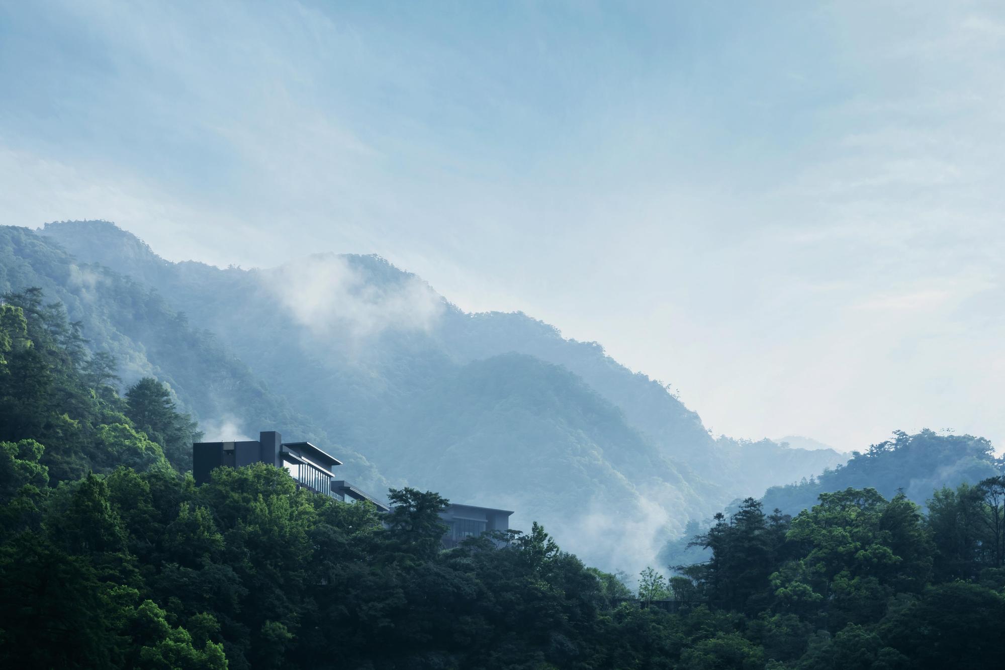 虹夕諾雅谷關隱身在山林水色之中，有如現代的桃花源。（星野集團提供）
