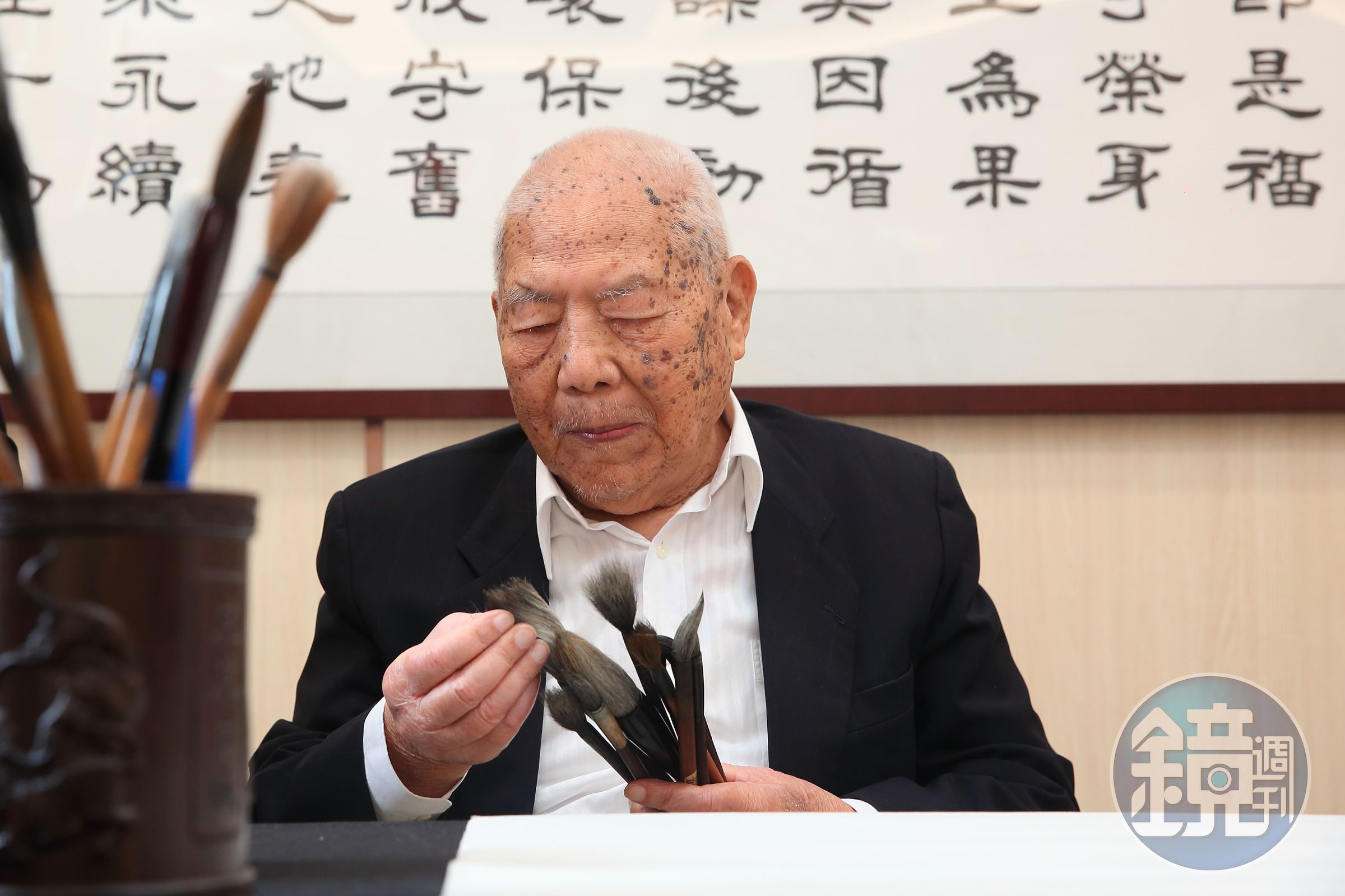 林文貴寫得一手好字，至今閒暇時仍會練毛筆字。