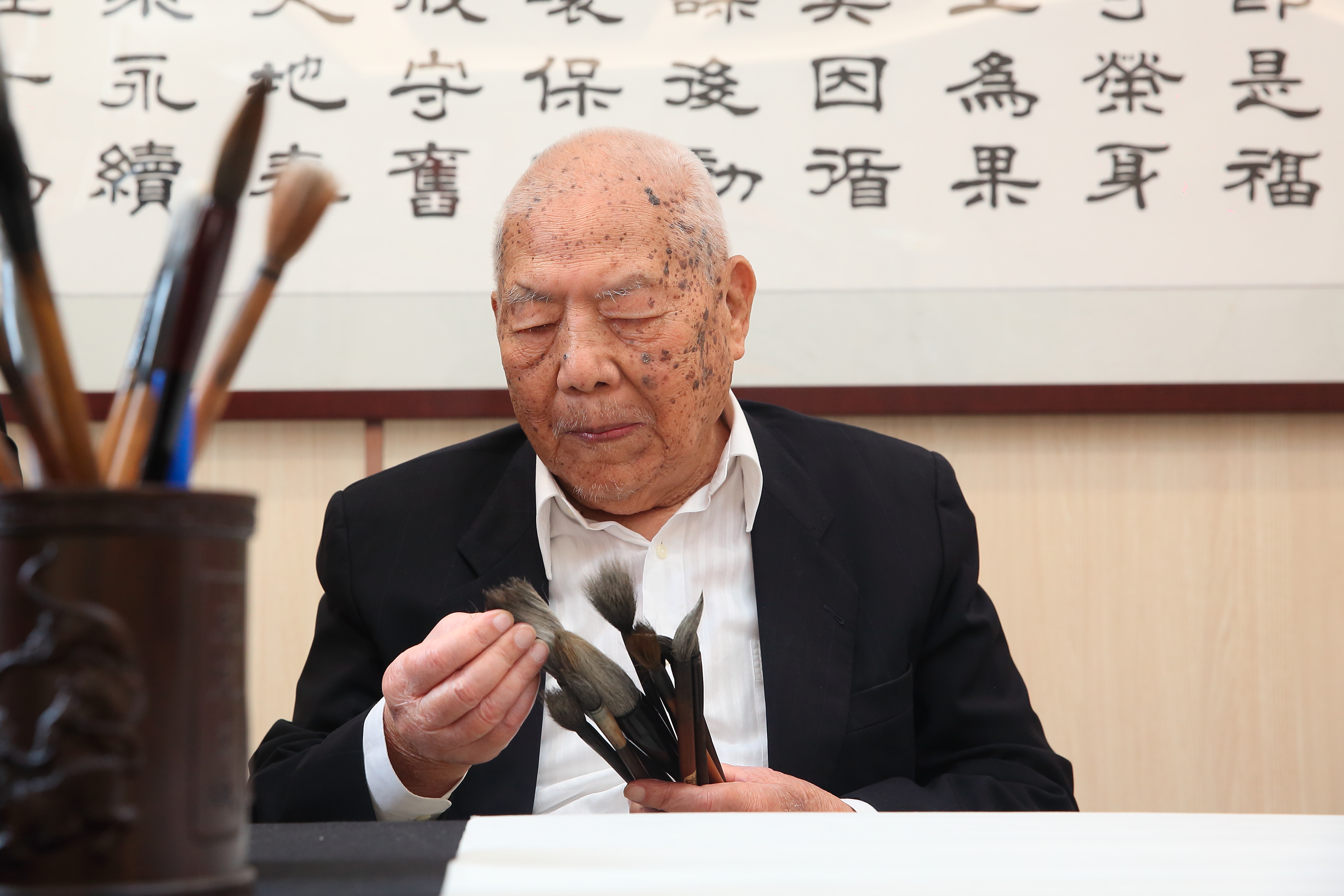 林文貴寫得一手好字，至今閒暇時仍會練毛筆字。