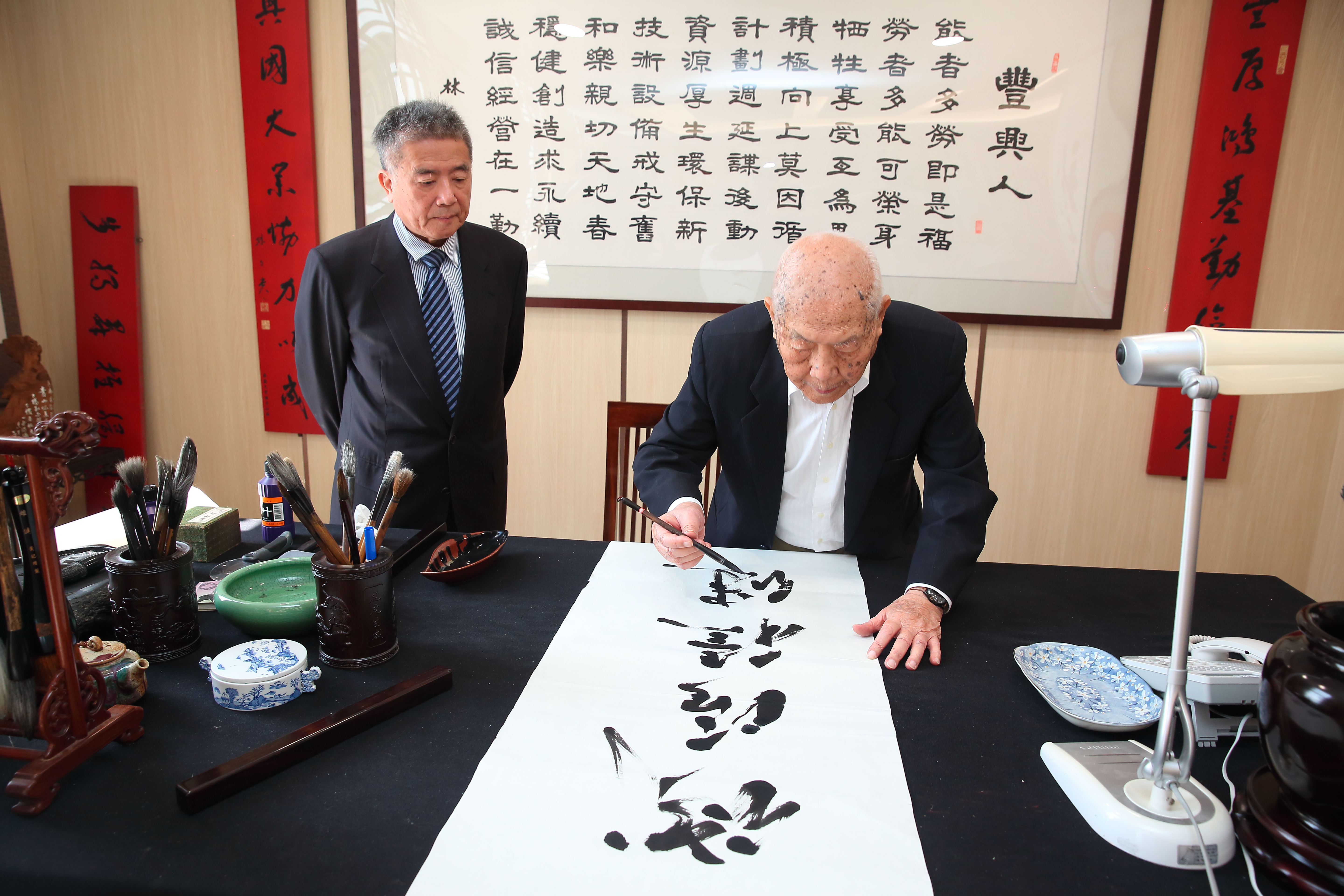 豐興成立沒多久，林明儒就跟著父親身邊打天下。
