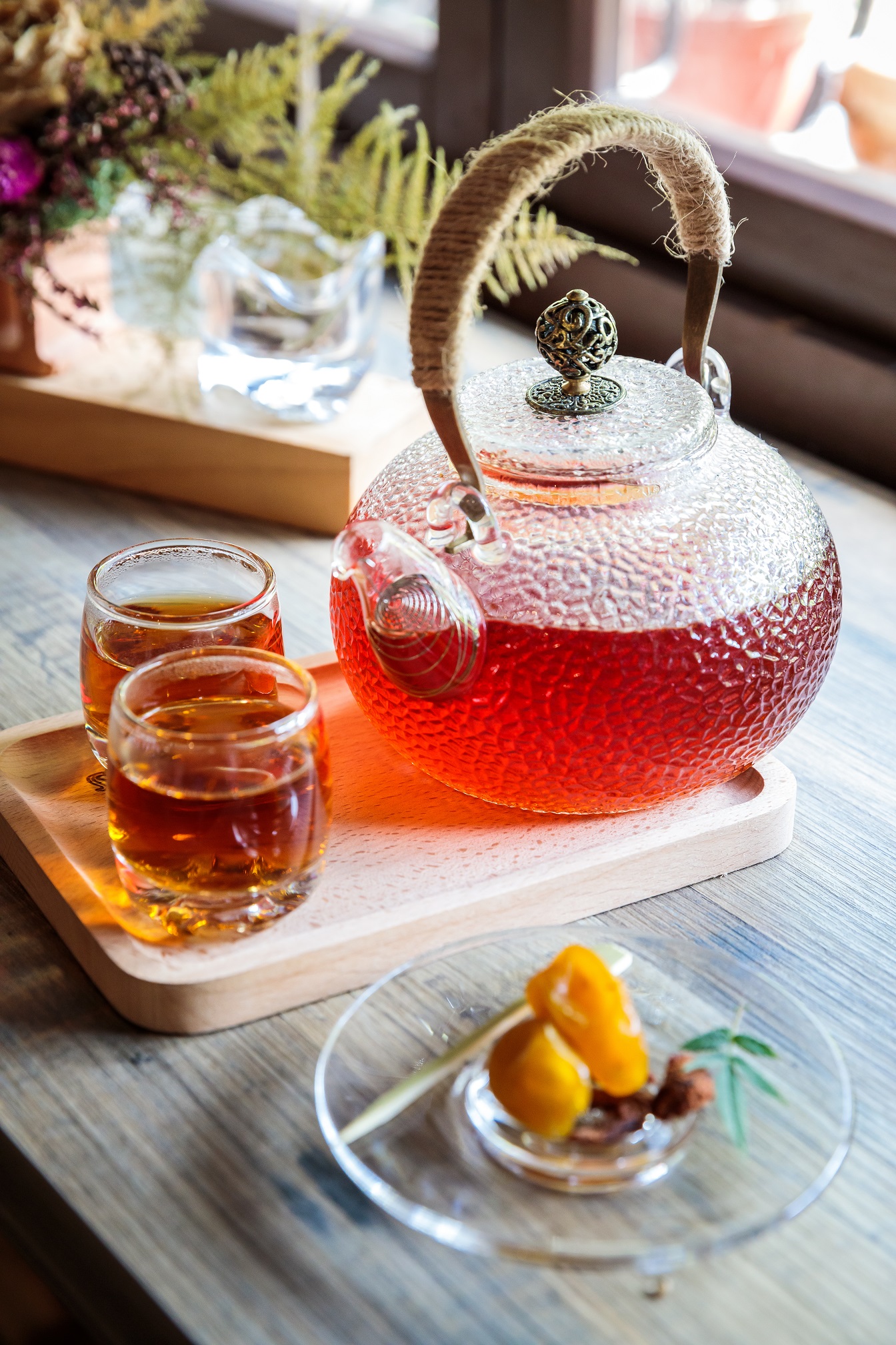 一壺紅茶，香氣宜人，佐上金棗享受，滋味最好。（150元／杯）