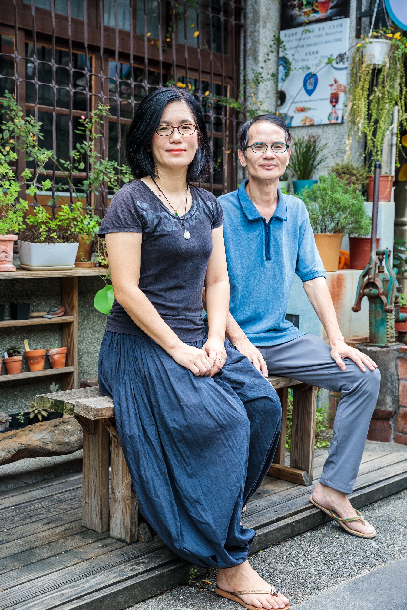 店主張恆瑞（圖右）與友人共同開立一間屬於頭城的咖啡店。