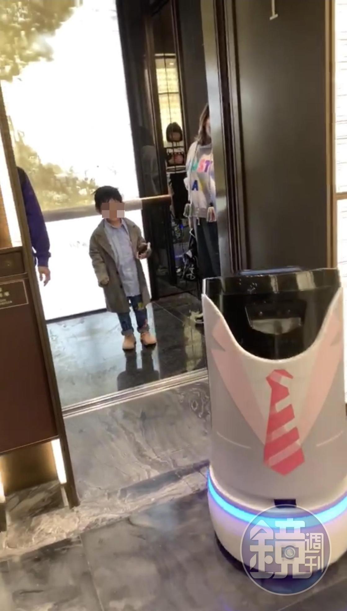 周杰倫2歲多的兒子Romeo的面照曝光,長相超級可愛,像極他和昆凌的綜合體!(讀者提供)