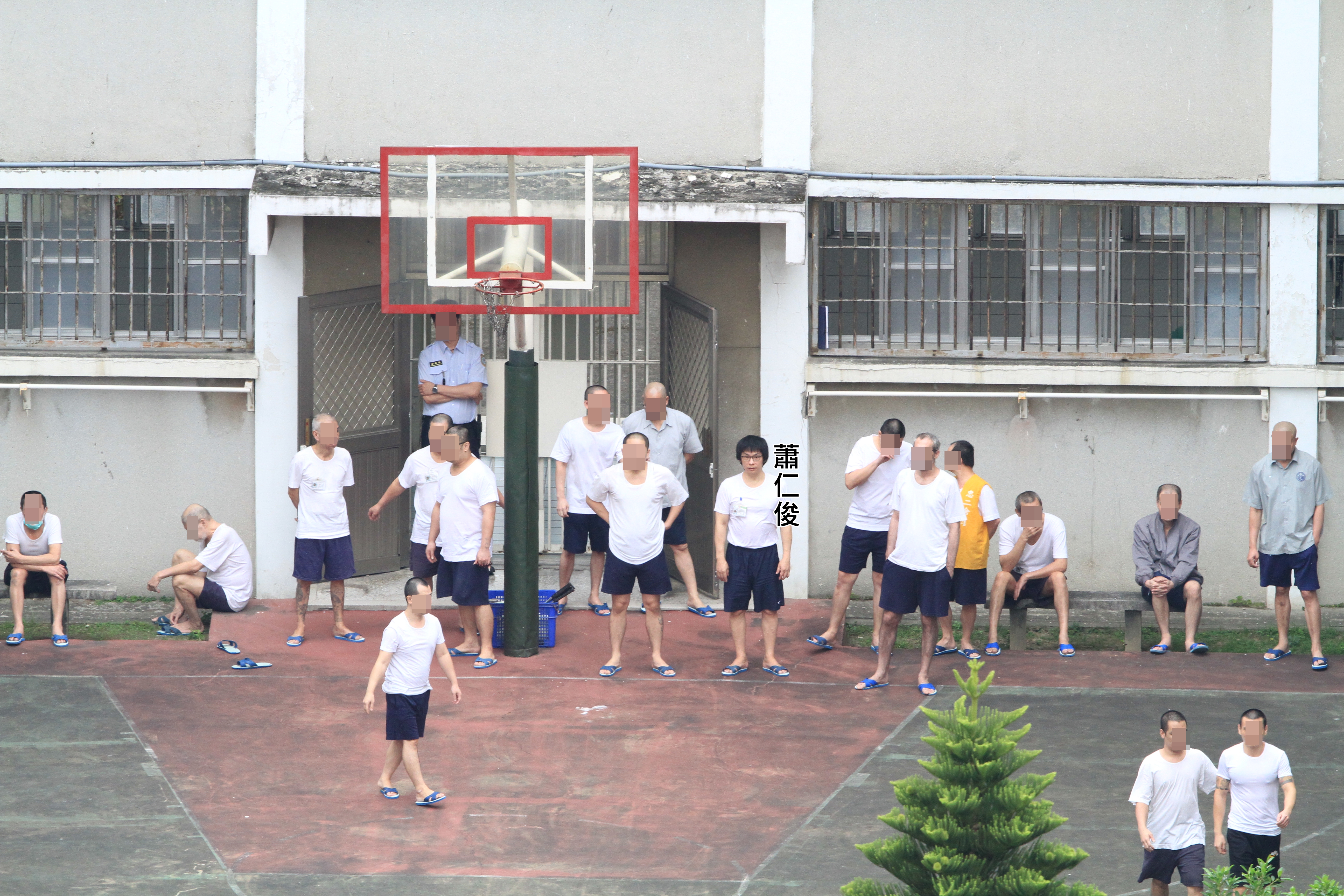 本刊直擊一群收容人放風打籃球，蕭仁俊因為蓄髮格外顯眼。