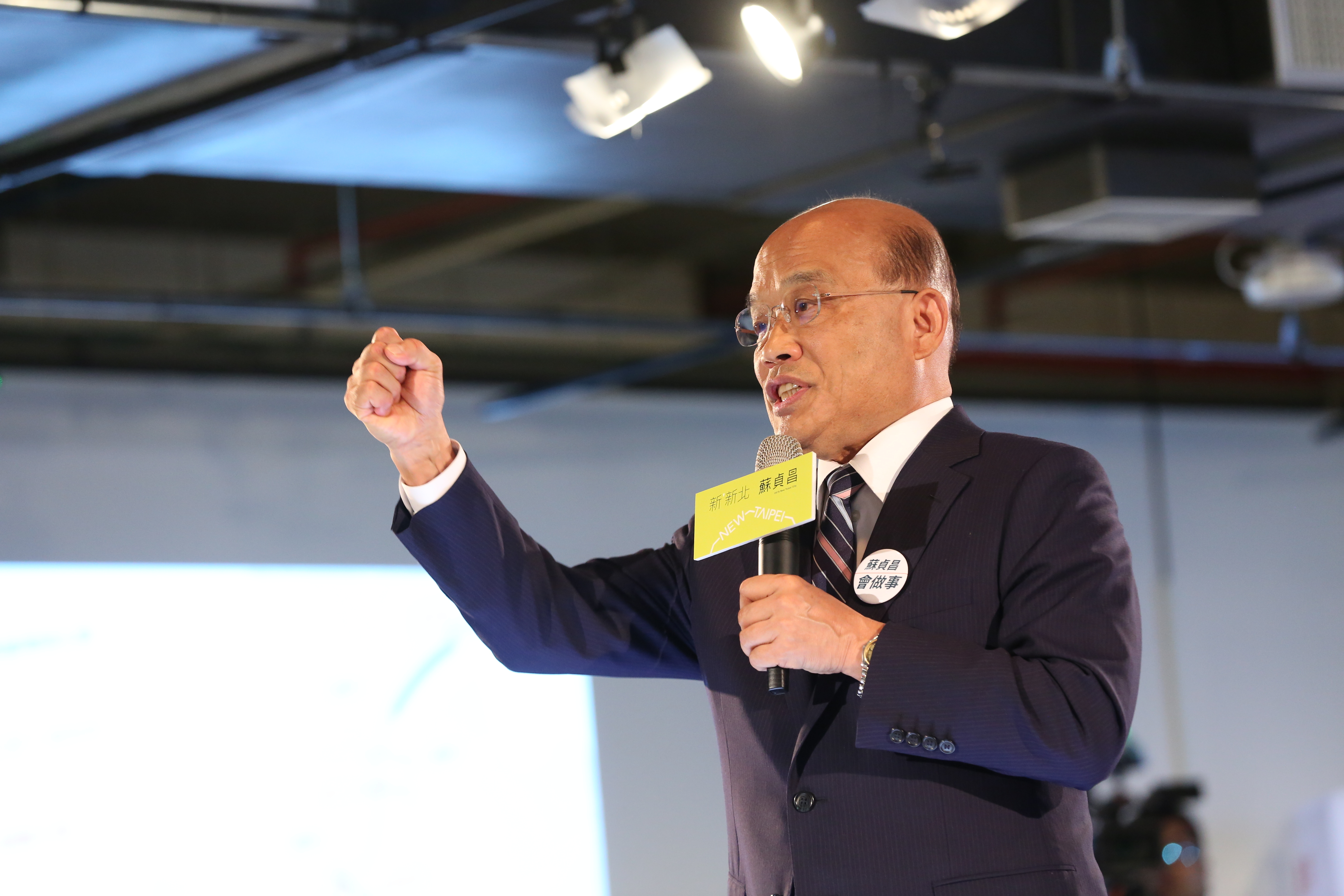 針對淡水箱屍案主嫌有意來台投案，行政院長蘇貞昌表示港府之前不辦此案，突然間態度一變，非常詭異。