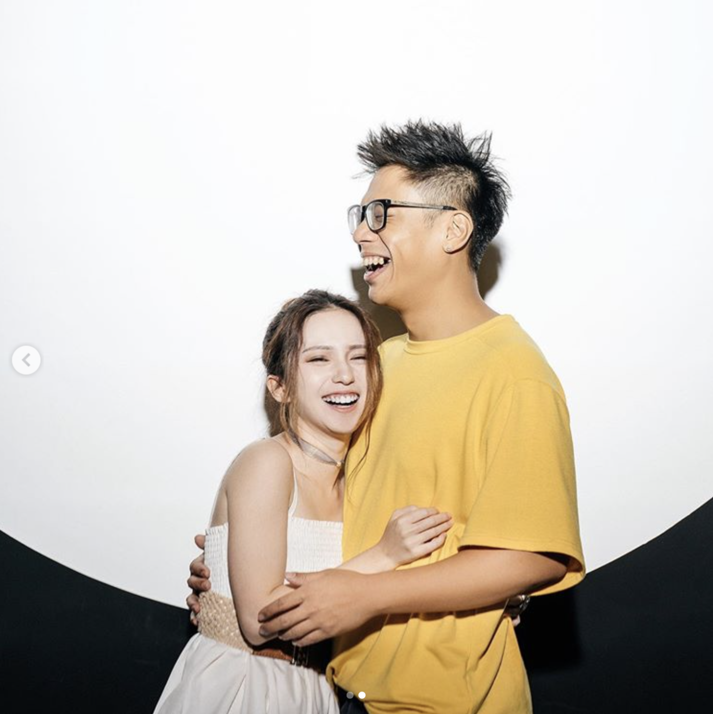 黑男在自己的社群上大膽放閃,曬出與女友的親密合照。(翻攝IG)