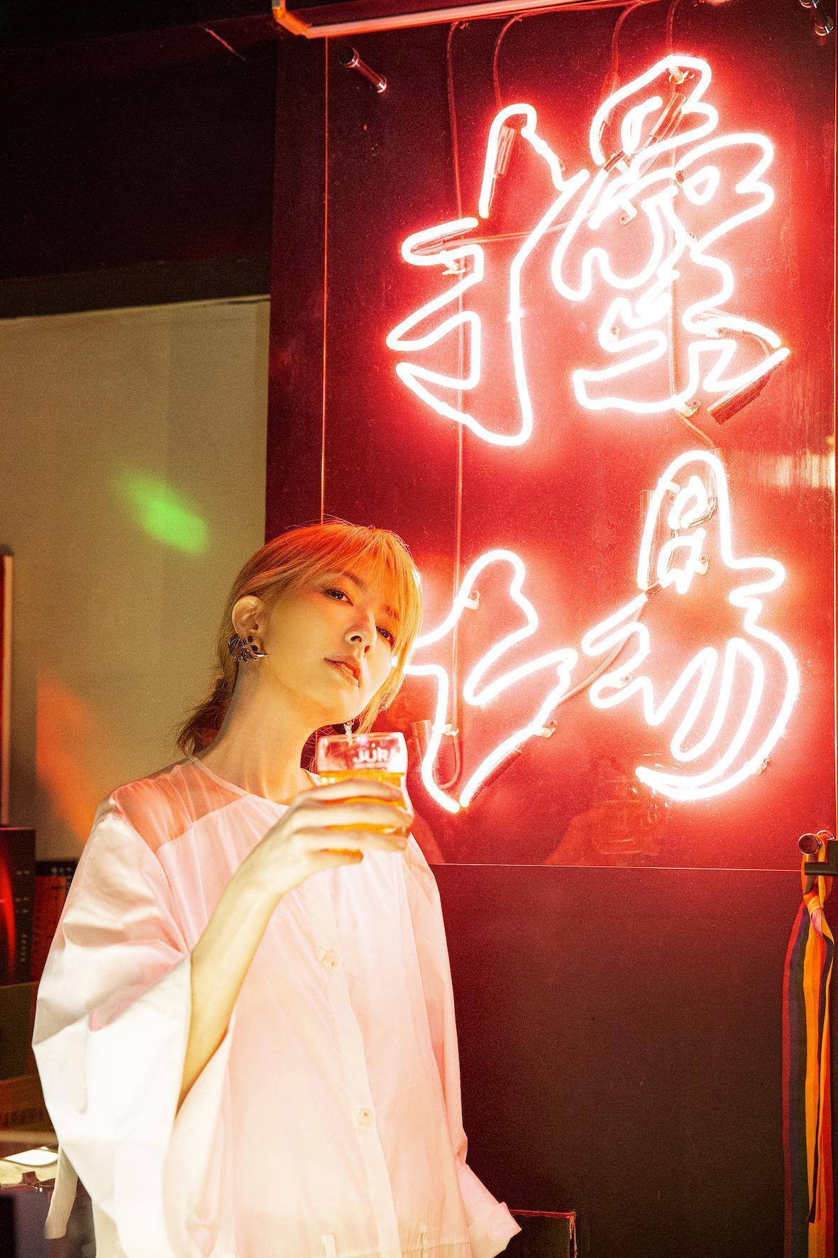 路嘉欣千杯不醉的好酒量,讓她被冠上「操場小路」的封號。(種子音樂提供)