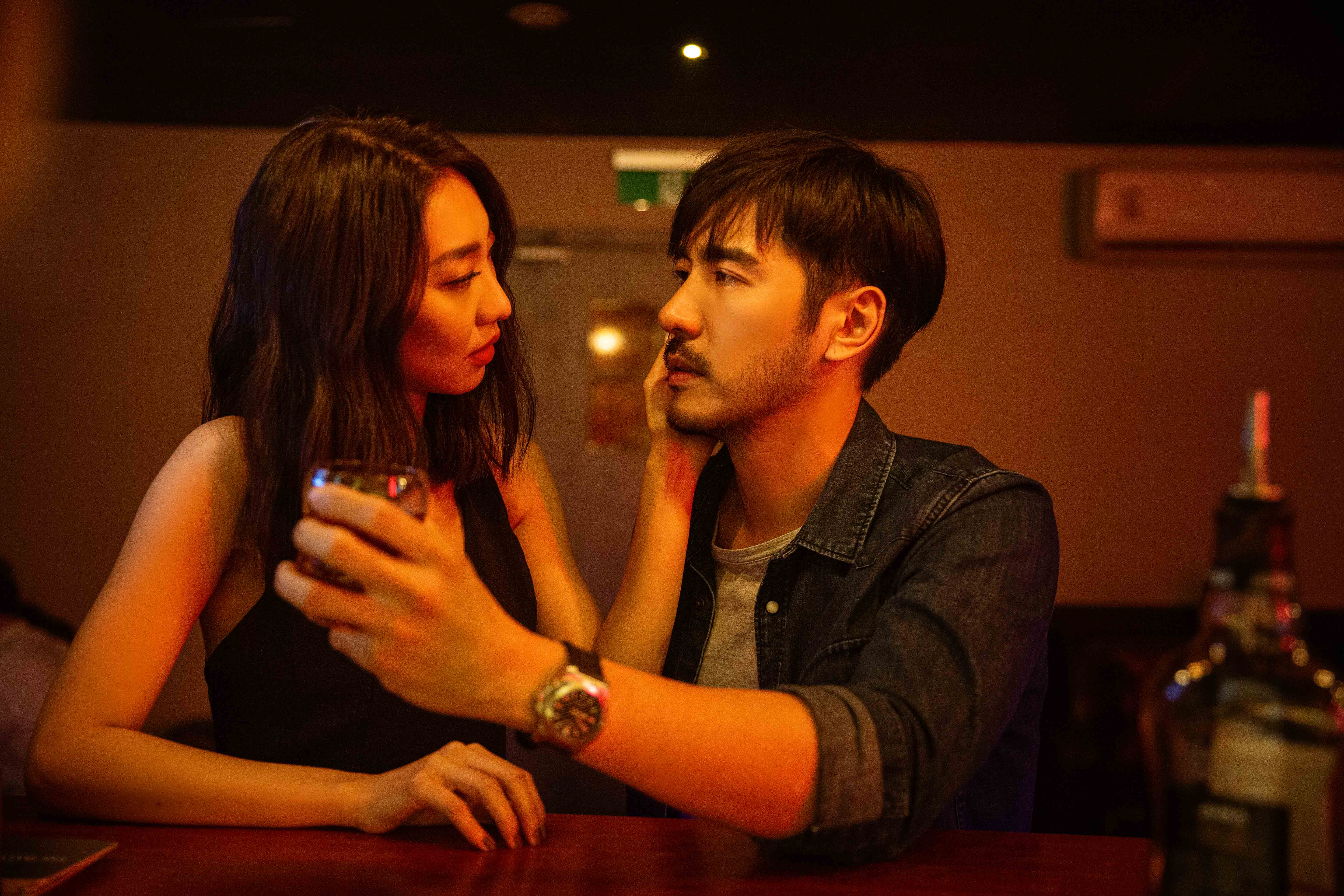 〈算命師〉MV邀來好友小8當導演，好友李至正與朱宥琳飾演一對在酒吧相遇的酒客。（種子音樂提供）