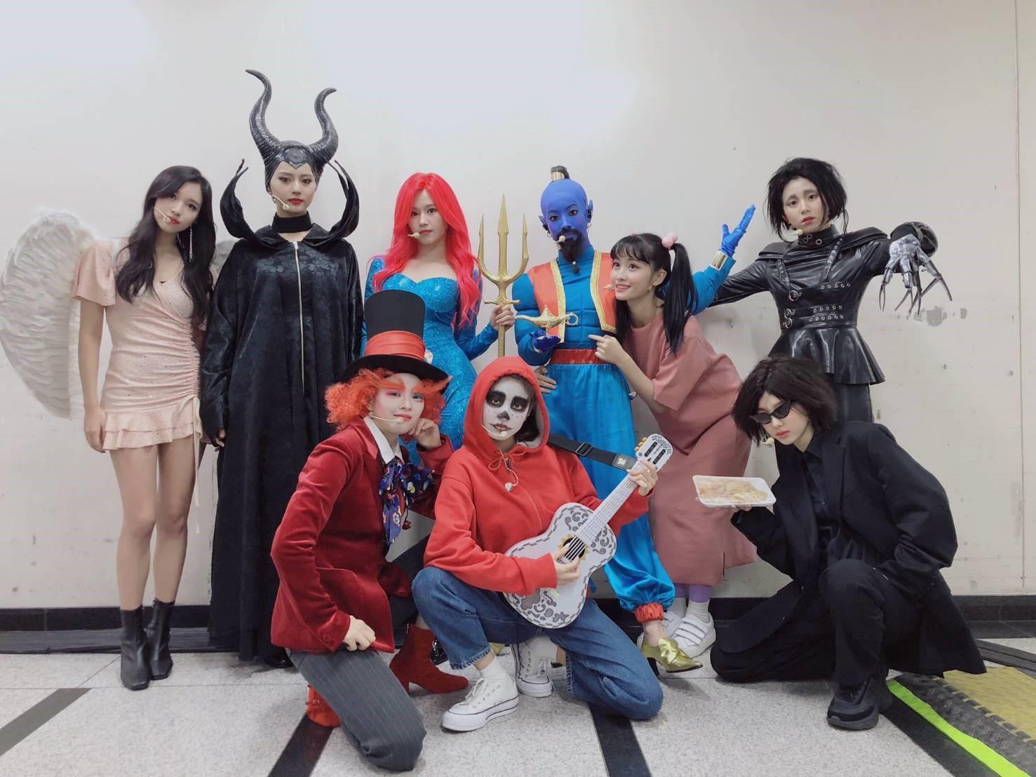 TWICE瘋變裝各有特色,多賢(後排右三)今年扮成神燈精靈。(翻攝自TWICE推特)