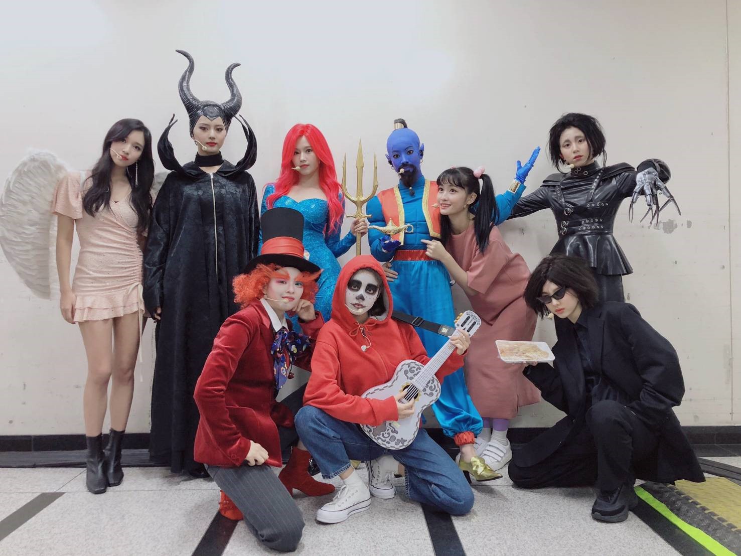TWICE瘋變裝各有特色，多賢（後排右三）今年扮成神燈精靈。（翻攝自TWICE推特）