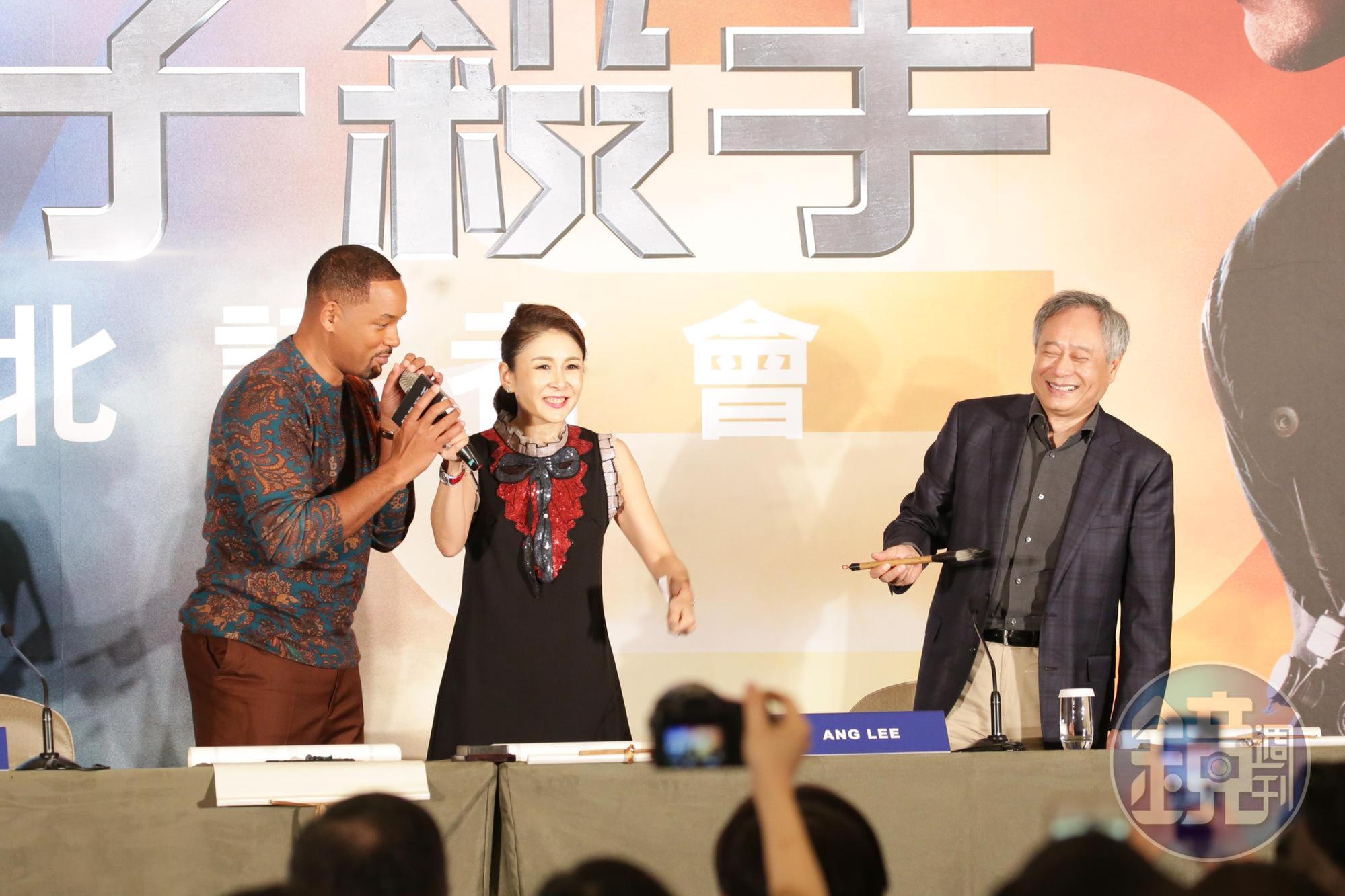 記者會上一群人玩起書法遊戲,李安寫字時,威爾還在一旁打趣。