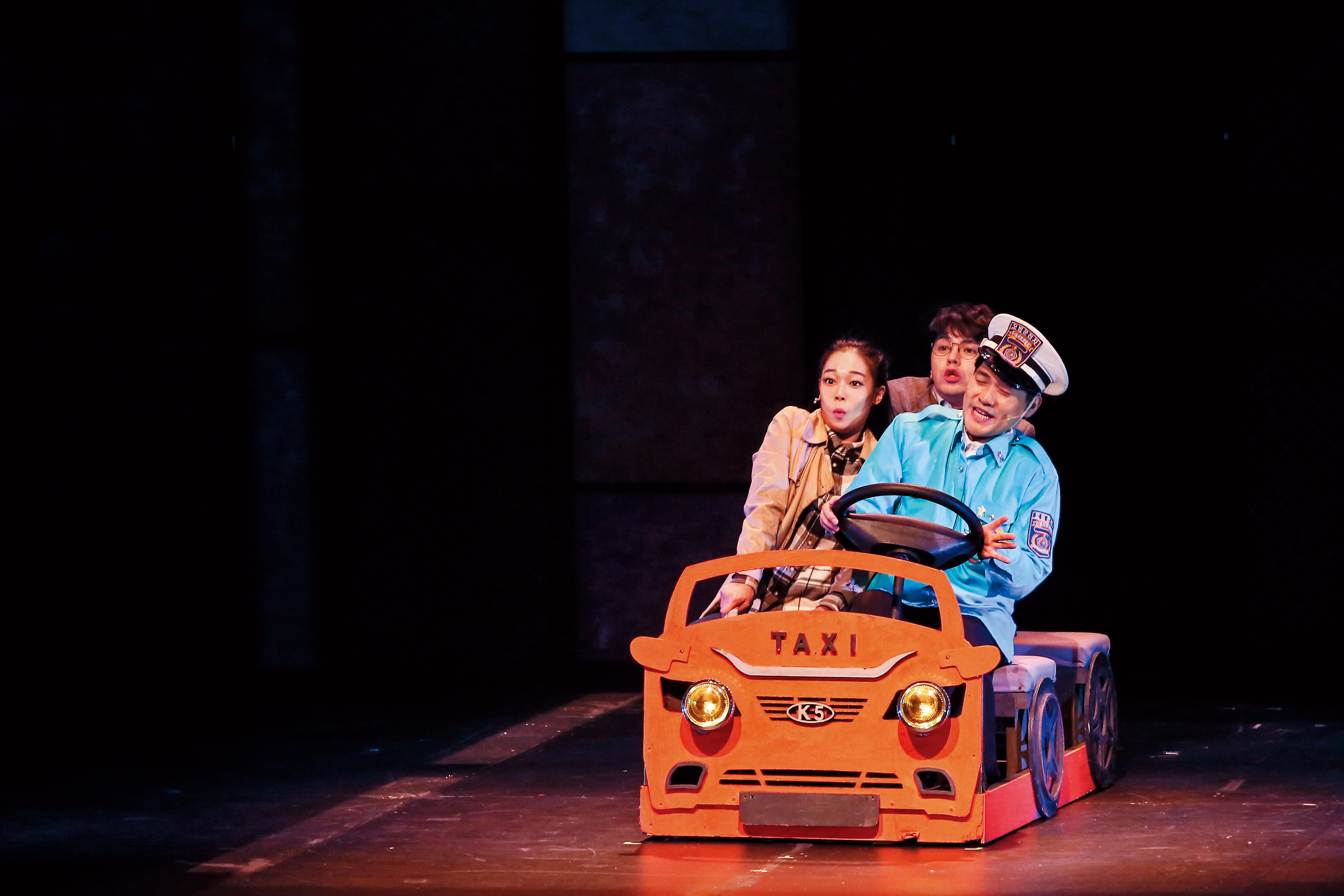 韓國音樂劇《尋找金鐘旭》全劇僅由3位演員演出，成功打造小劇場票房奇蹟。