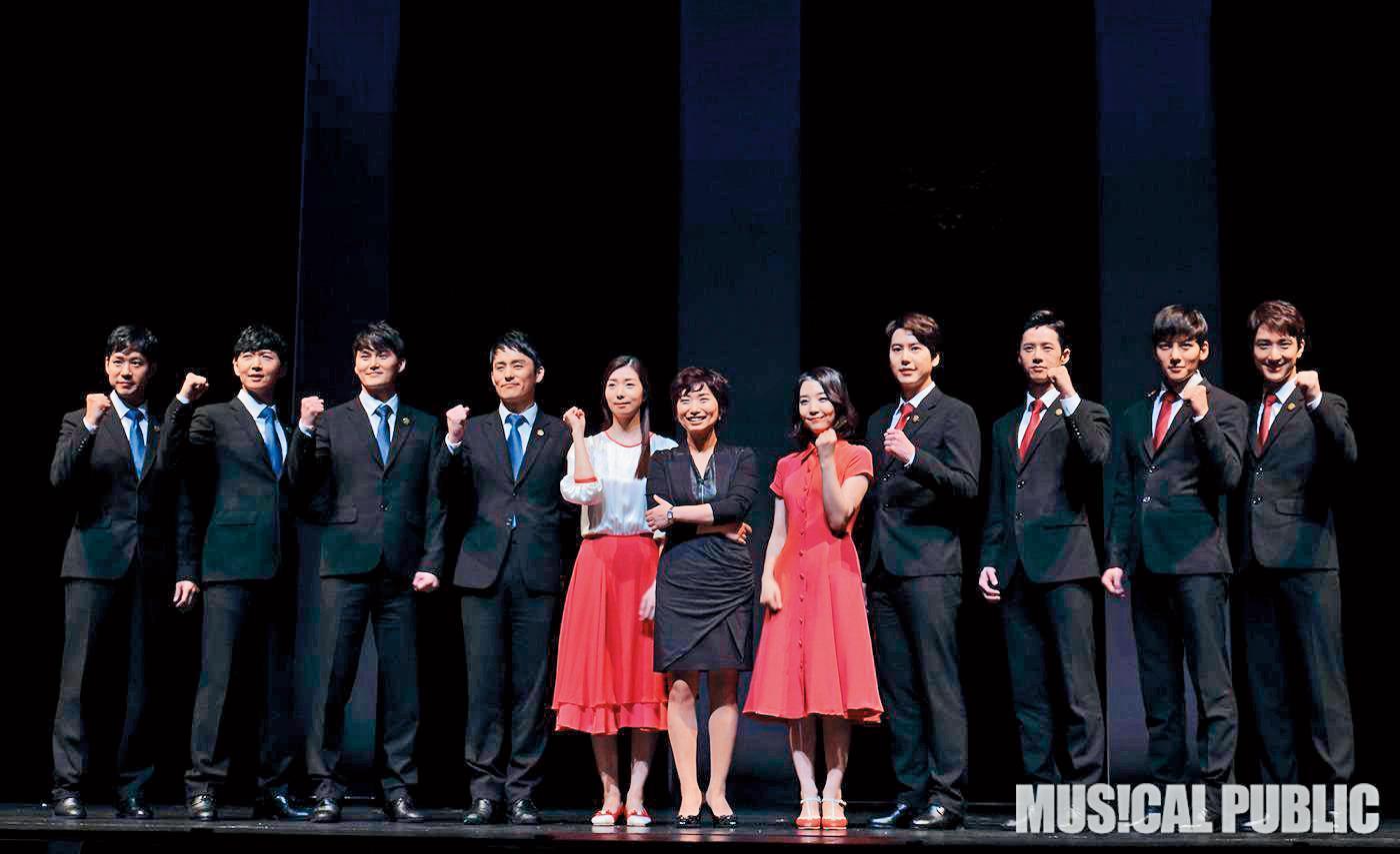 張裕貞（中）的音樂劇《那些日子》串聯已故歌手金光石歌曲，邀SUPER JUNIOR成員圭賢（右四）、演員池昌旭（右二）等助陣。（翻攝自MUSIC PUBLIC MAGAZINE臉書）
