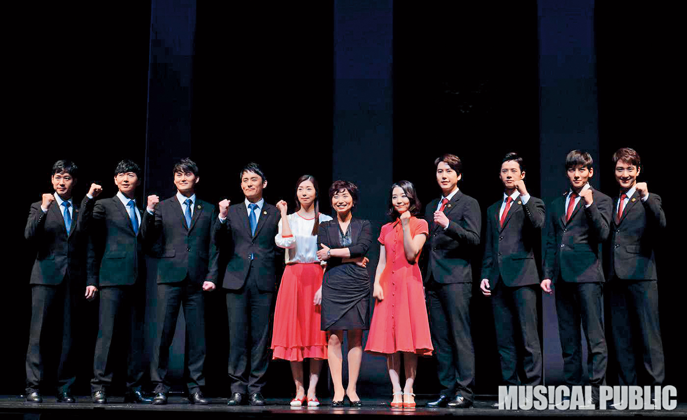 張裕貞（中）的音樂劇《那些日子》串聯已故歌手金光石歌曲，邀SUPER JUNIOR成員圭賢（右四）、演員池昌旭（右二）等助陣。（翻攝自MUSIC PUBLIC MAGAZINE臉書）