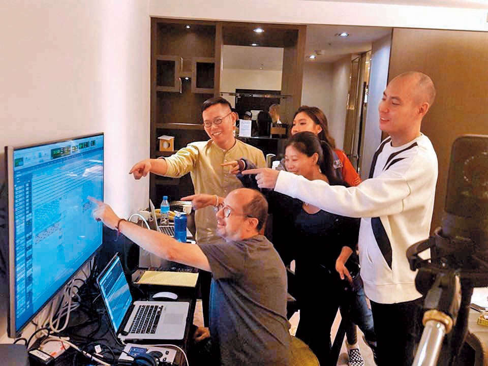 Jeff  Bova（左前）3年前來台參加音樂創作營，與嚴云農（左後起）、王美蓮、林愷倫、倪子岡共同創作〈紅衣女孩〉。（翻攝自嚴云農臉書）