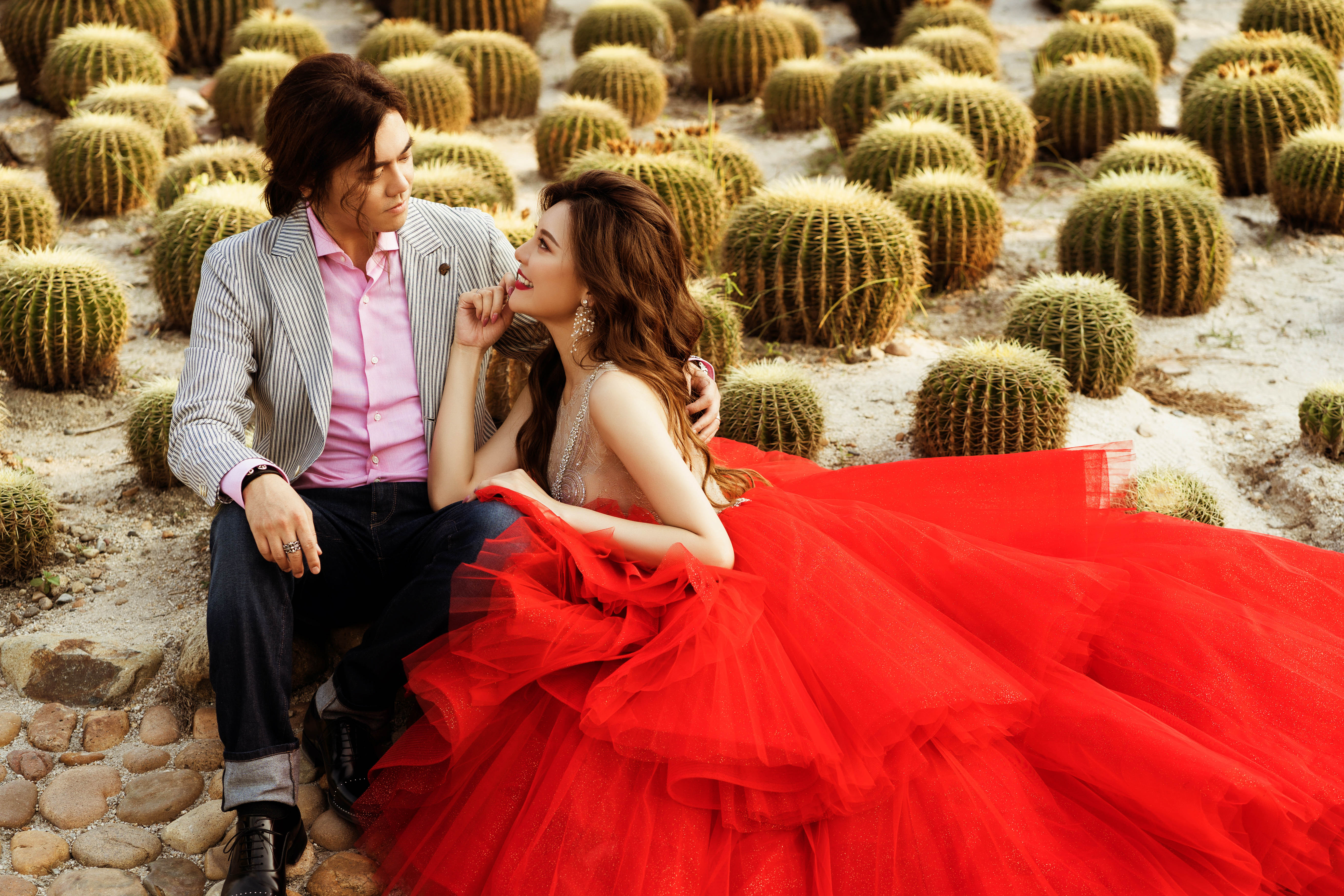 在多肉植物林中，晗晗身上來自LinLi Boutique珠寶盒系列的「紅碧璽」 在裙擺之處使用紅寶石色層次硬紗更顯斑斕。（LinLi Boutique提供）