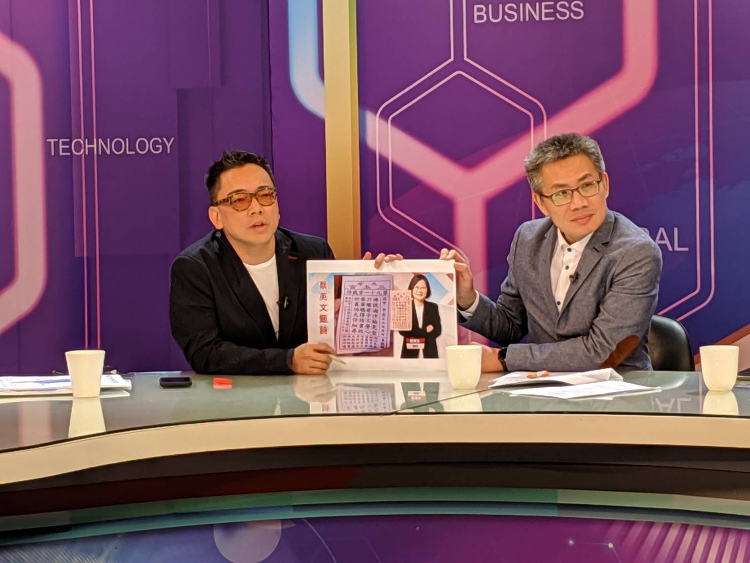 《國民大會2020大白話》邀命理師詹惟中分析國、民兩黨總統候選人近期的選舉運勢。（TVBS提供）