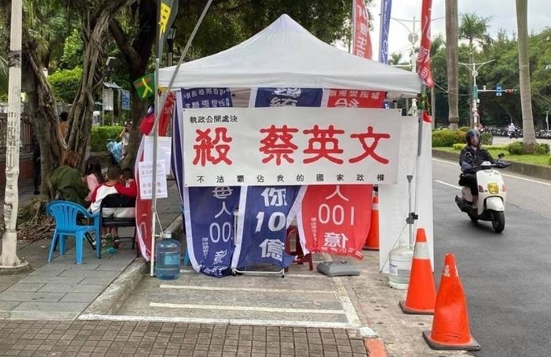 藍信祺高掛殺蔡英文布條,遭台北市議員梁文傑報警。(翻攝自梁文傑臉書)