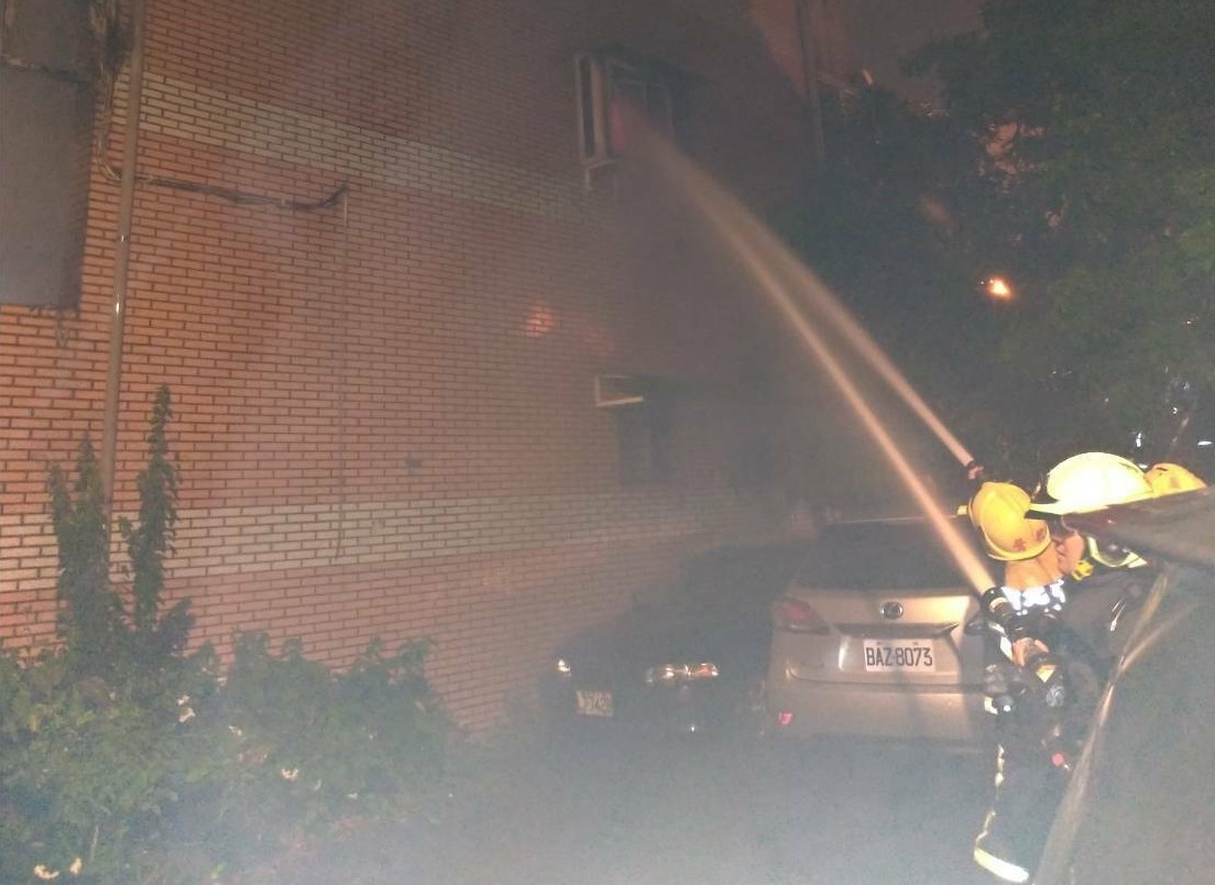 鶯歌惡火造成3死1傷的悲劇，起火房舍原是3層樓建物，屋主在頂樓加蓋時，採完全密閉式建築，並未留出可逃生空間。（翻攝畫面）