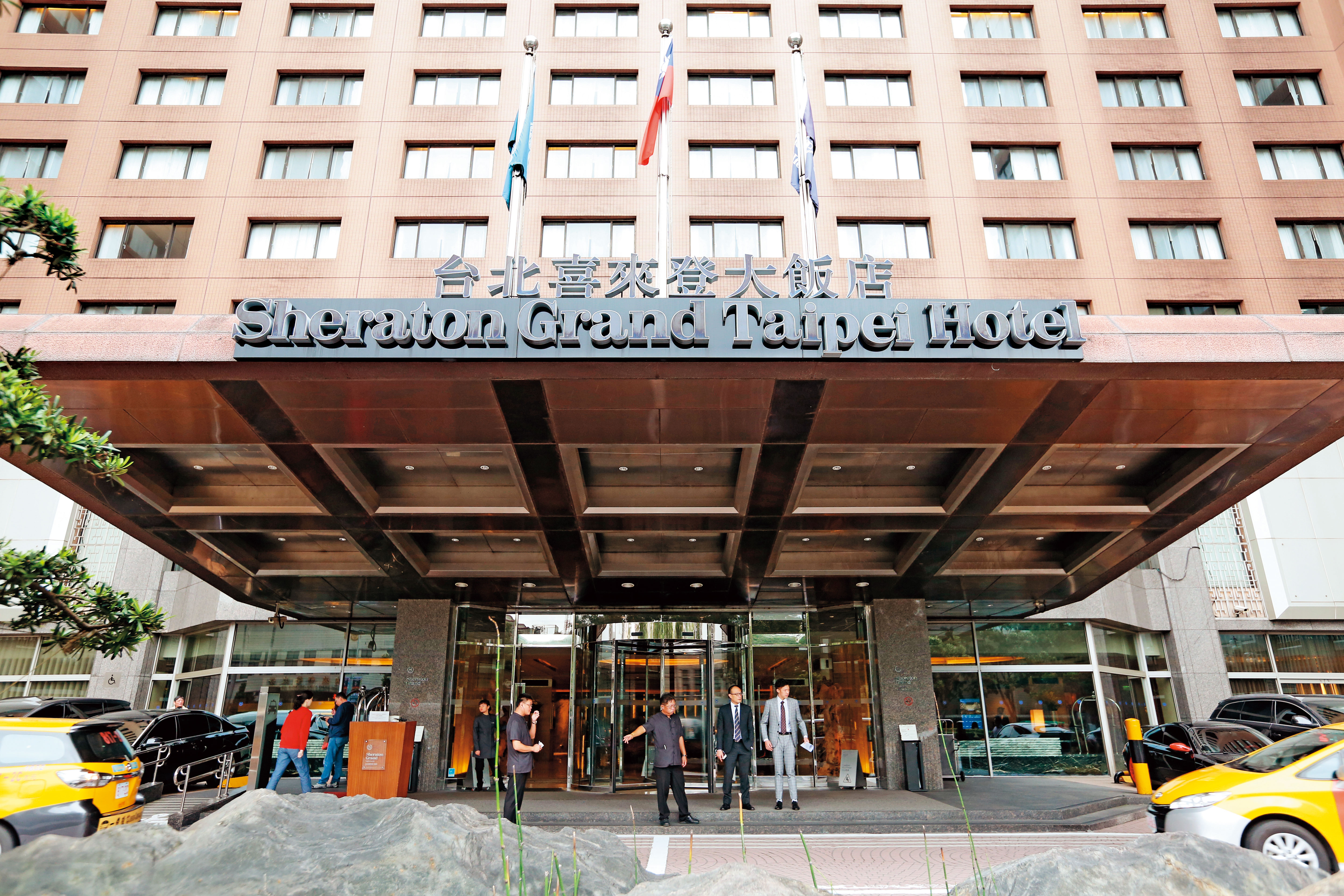 誠美材掏空案爆發前1個月，立委蘇震清及其助理，與誠美材負責人何昭陽及股市金釵葉美麗等5人，曾在喜來登飯店的包廂密會。