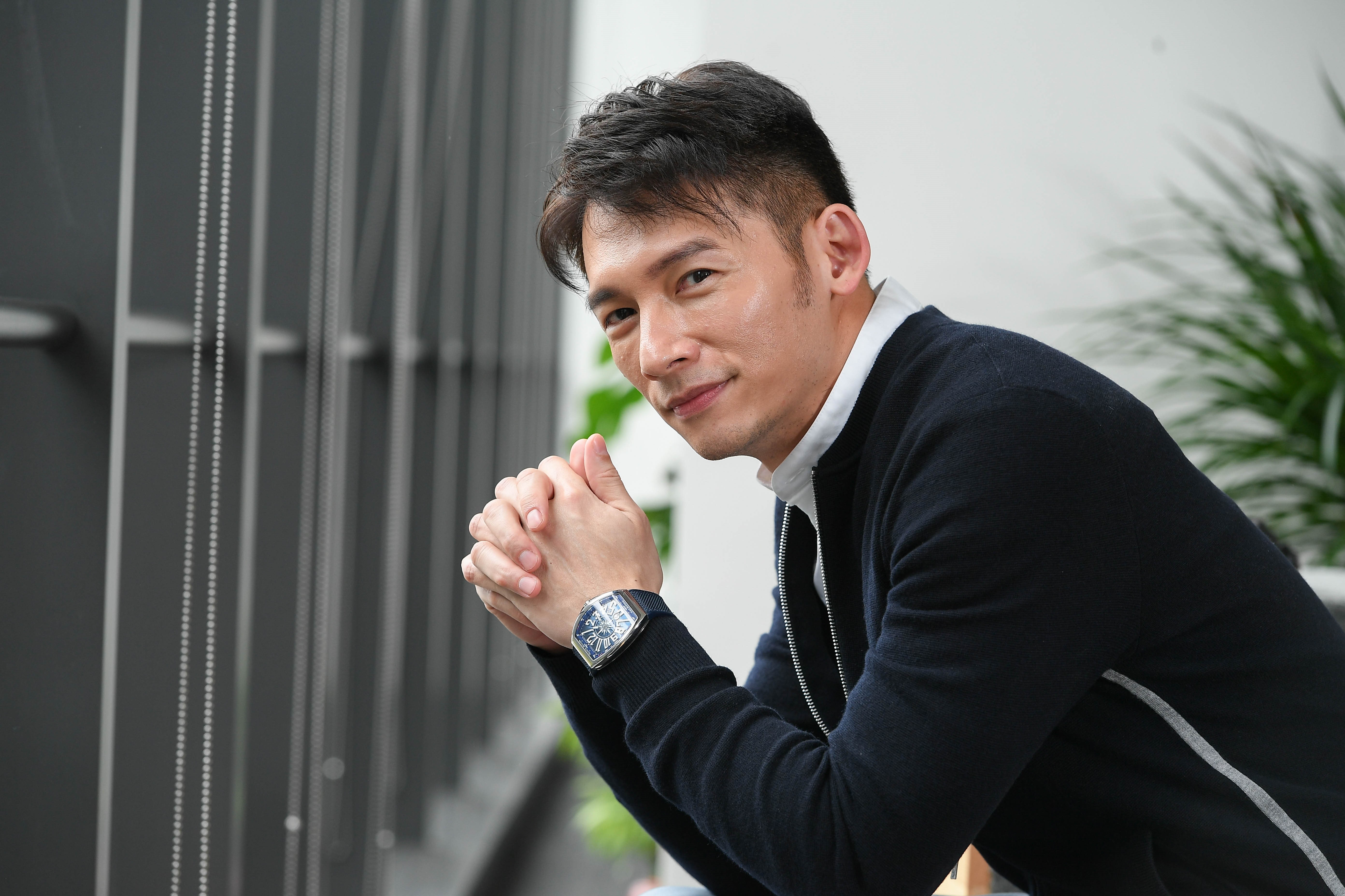 溫昇豪友情價出演嚴藝文首導的《俗女養成記》，不忘勸她圓導演夢還是得賺錢。（三立提供）
