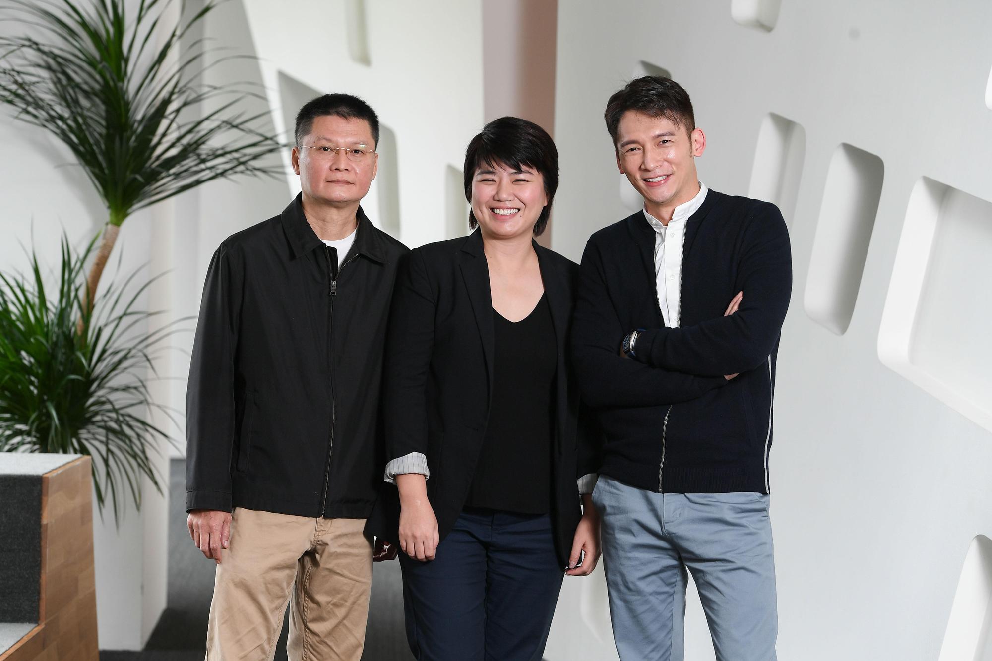 嚴藝文（中）帶著導演陳長綸（左）與男主角溫昇豪（右），再度為《俗女養成記》將在三立播出做宣傳。（三立提供）