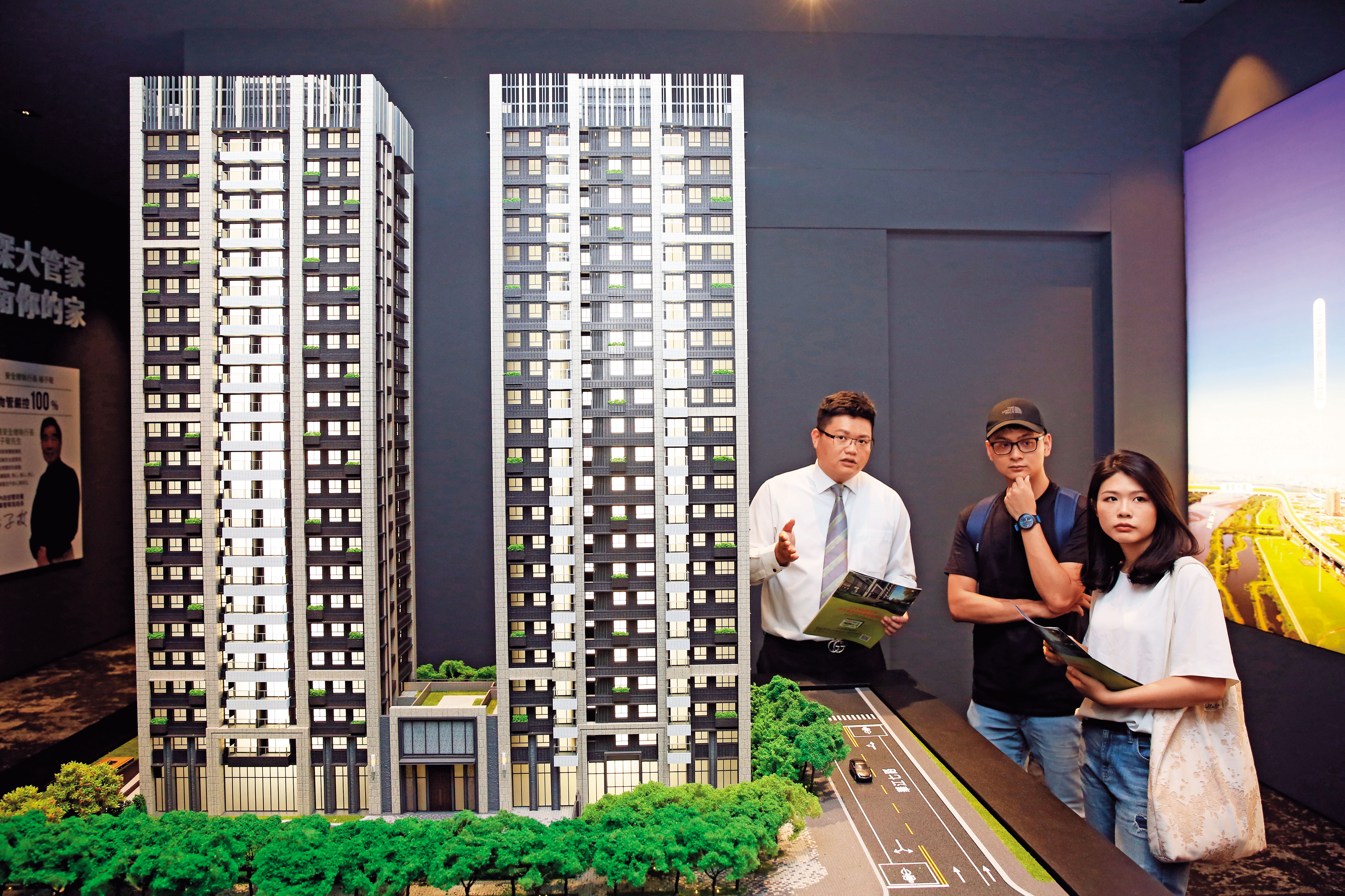 今年9月的六都房屋買賣的移轉棟數有17,900多棟，出現5％的年增率。