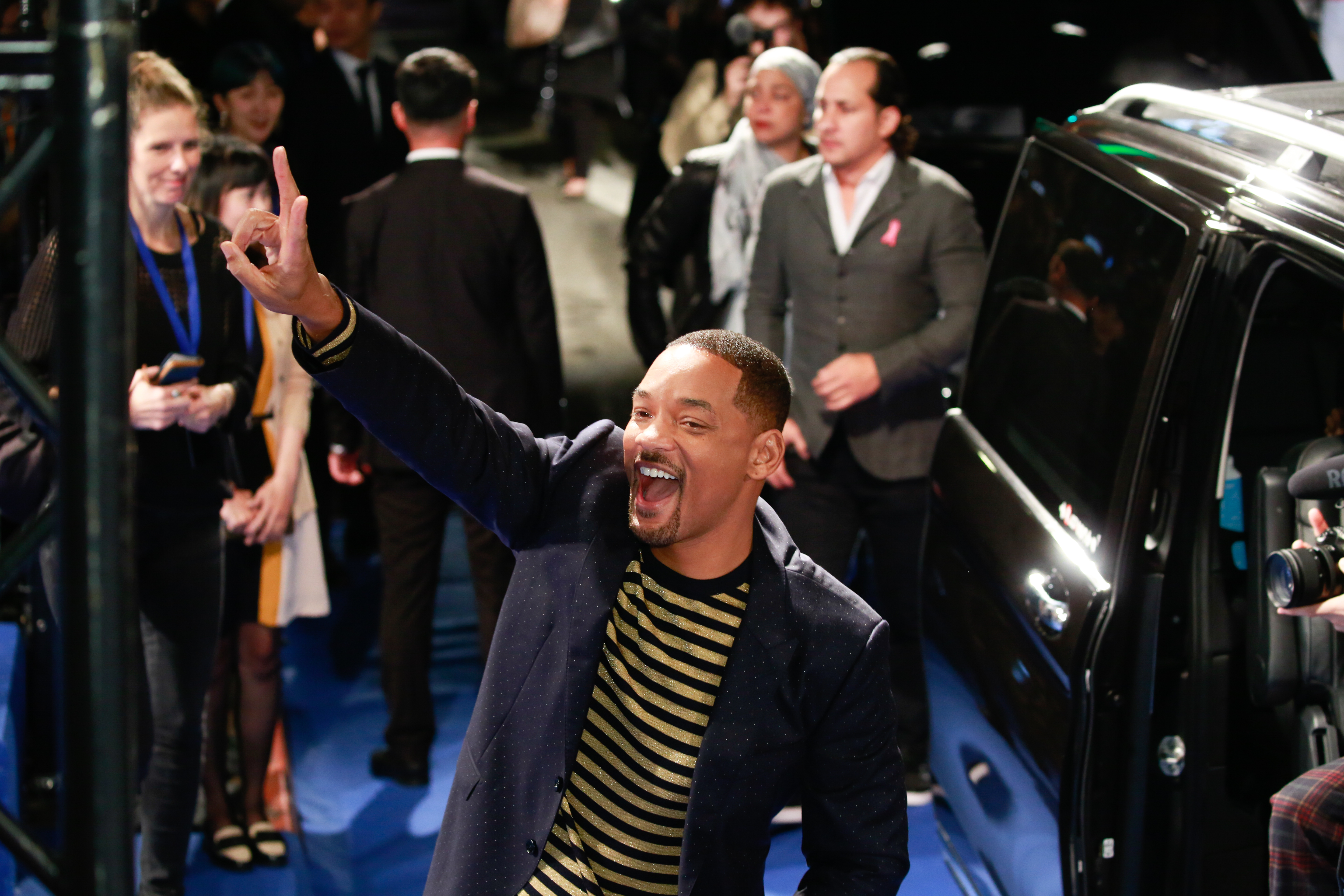 威爾史密斯從保母車的車門打開瞬間，完全就點燃現場氣氛，嗨到不行，展現他的獨特魅力。