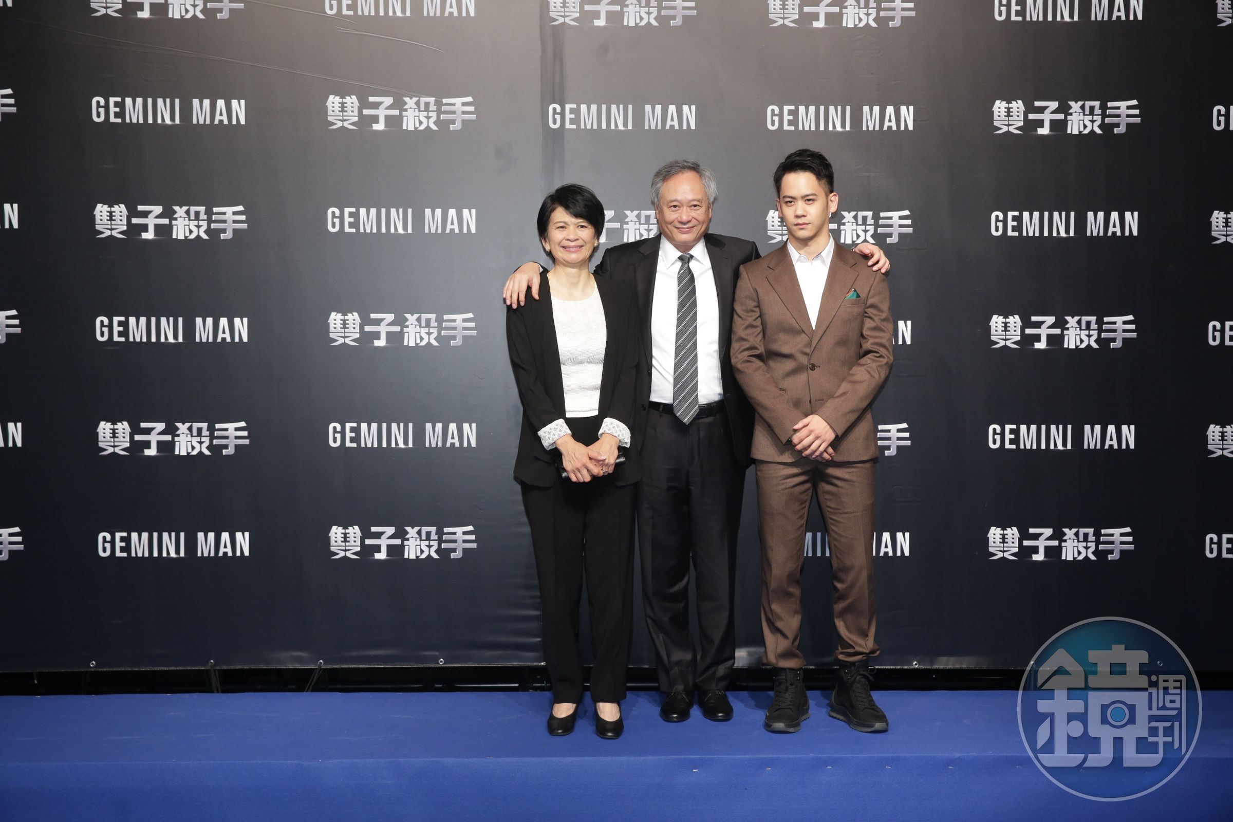 李安（中）與老婆林惠嘉（左一）、兒子李淳（右二），一起出席《雙子殺手》首映會。