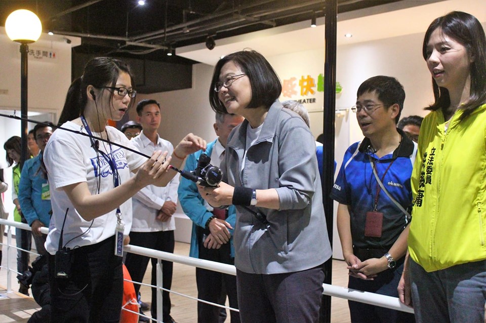 寶熊漁樂碼頭重新啟航，總統蔡英文搶先體驗4D模擬拉大魚上鉤。（翻攝寶熊漁樂碼頭臉書粉絲團）