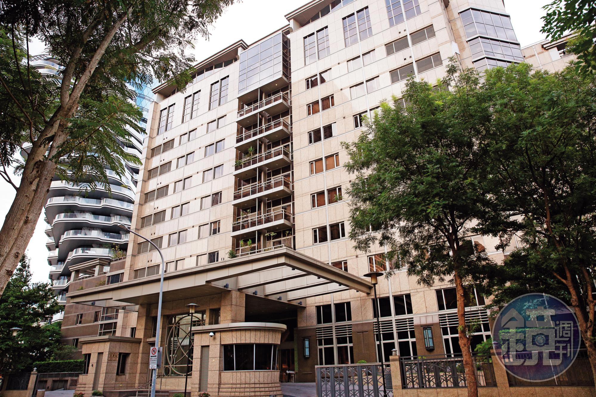 郭台銘為了廣州廠欠款爭議，在北市信義區的信義富邦豪宅開會。