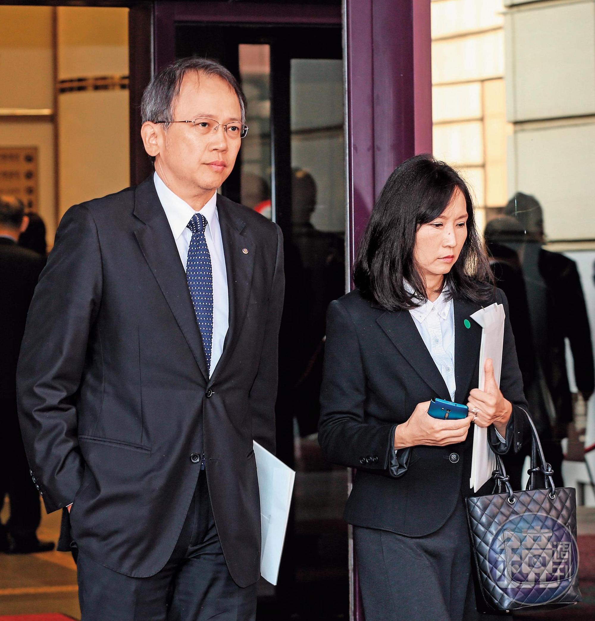 前立委周守訓是郭辦重要政治幕僚，妻子汪用和8月被鴻海董事長劉揚偉邀請加入鴻海，打算讓汪擔任發言人一職。