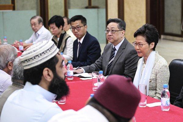 香港特首林鄭月娥到九龍清真寺道歉。(翻攝自香港政府新聞處)