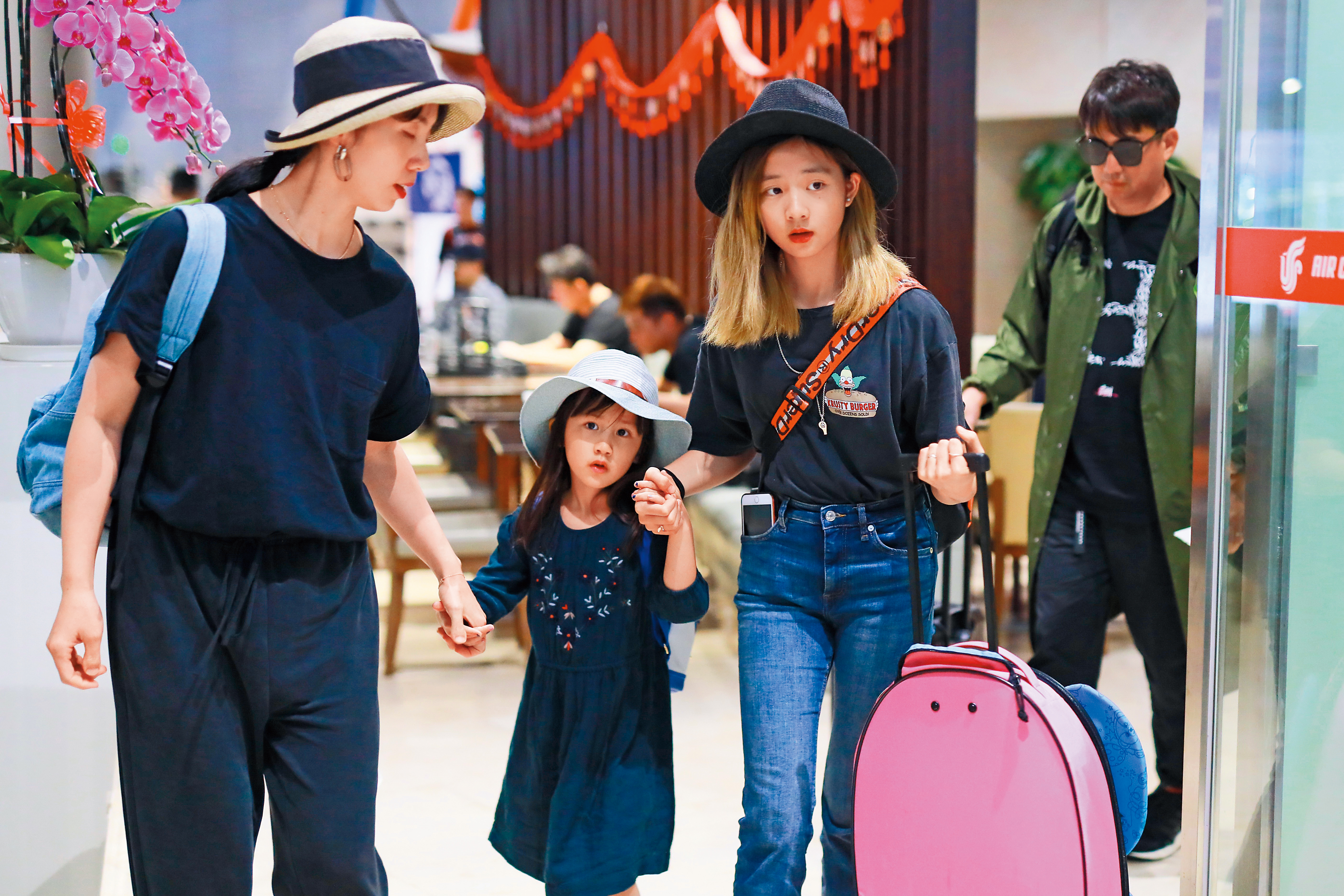 黃磊（右1）的女兒黃多多（右2）已長得亭亭玉立，才13歲的她就傳接下服裝代言，還是從竇靖童手上搶來。（東方IC）