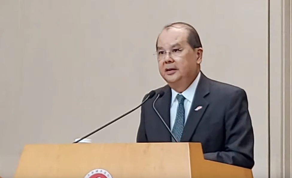 代香港特首職務的政務司司長張建宗籲台不要用政治凌駕法治。（翻攝Youtube）