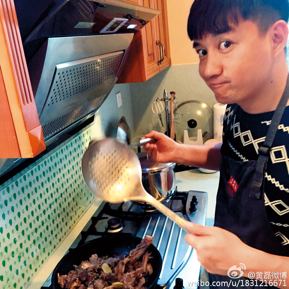 黃磊愛下廚,不僅自己做得一手好菜,還成立飲食品牌「黃小廚」。(翻攝黃磊微博)