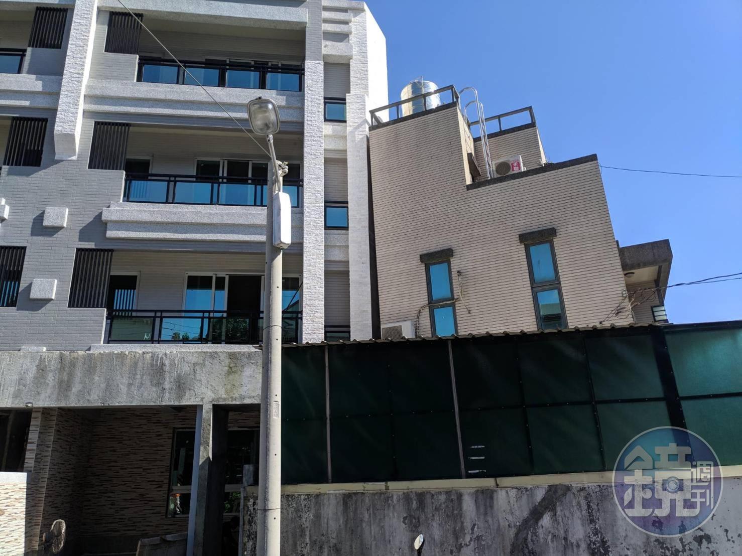 民眾控訴自宅遭隔壁施工的建商挖空地基,造成房屋嚴重傾斜。