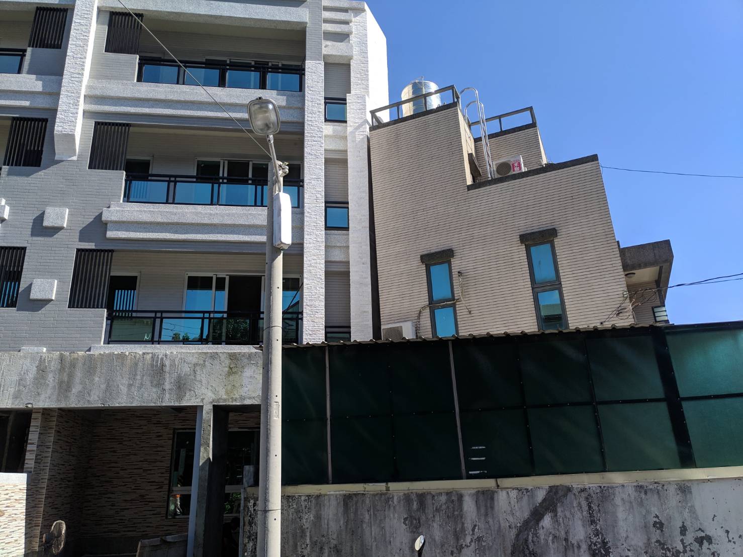 民眾控訴自宅遭隔壁施工的建商挖空地基，造成房屋嚴重傾斜。