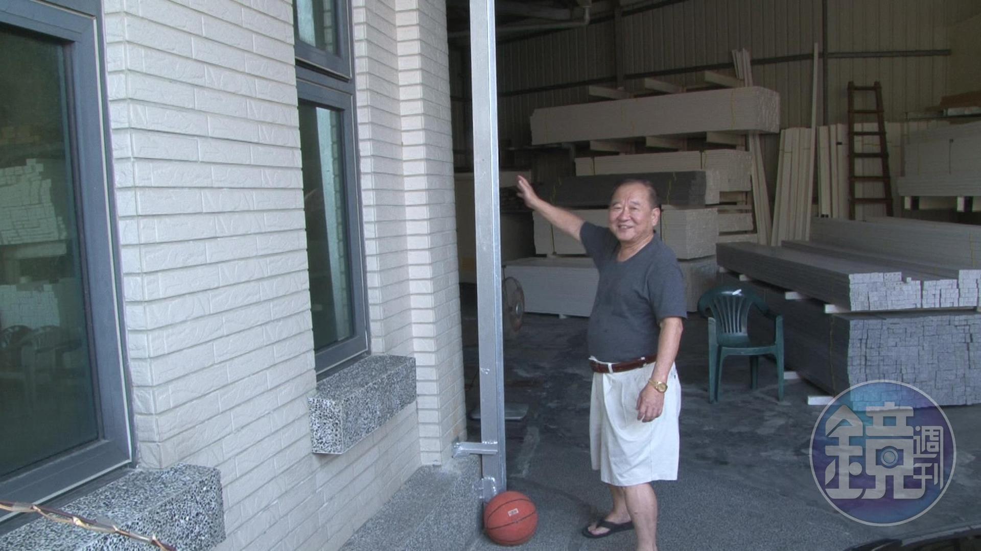 屋主王先生控訴掏空地基,還消極以對。