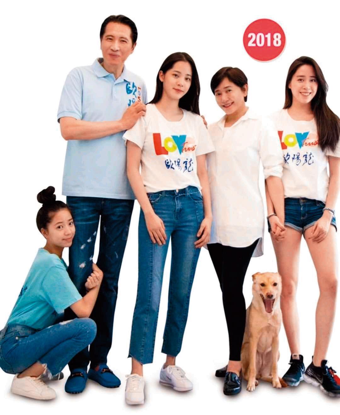 歐陽龍與傅娟在3個女兒還小的時候就帶她們屢屢曝光,如今3姊妹也陸續踏進娛樂圈。(翻攝歐陽龍臉書)
