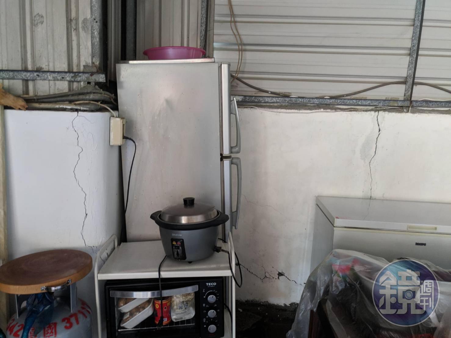 王先生表示，建商施工害牆壁出現多處龜裂。