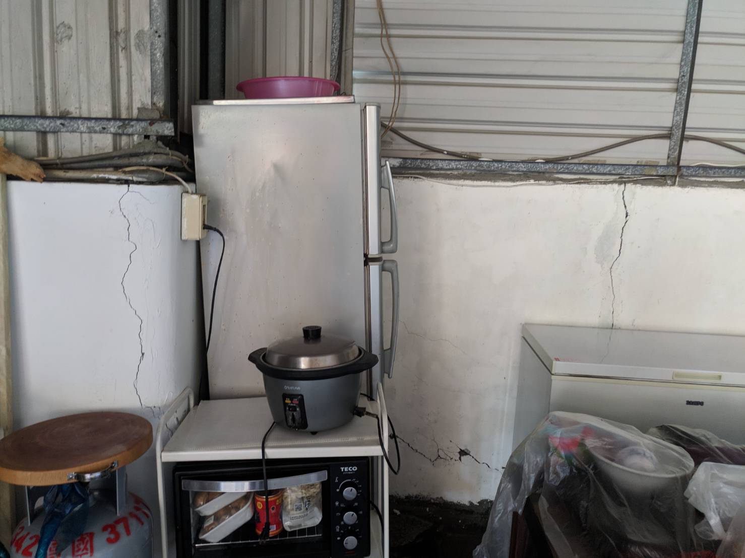 王先生表示，建商施工害牆壁出現多處龜裂。