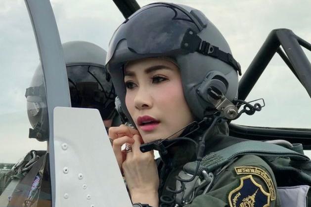 34歲的詩妮娜當王妃86天後，遭泰王撤銷所有頭銜。（泰國王室宮務處提供）